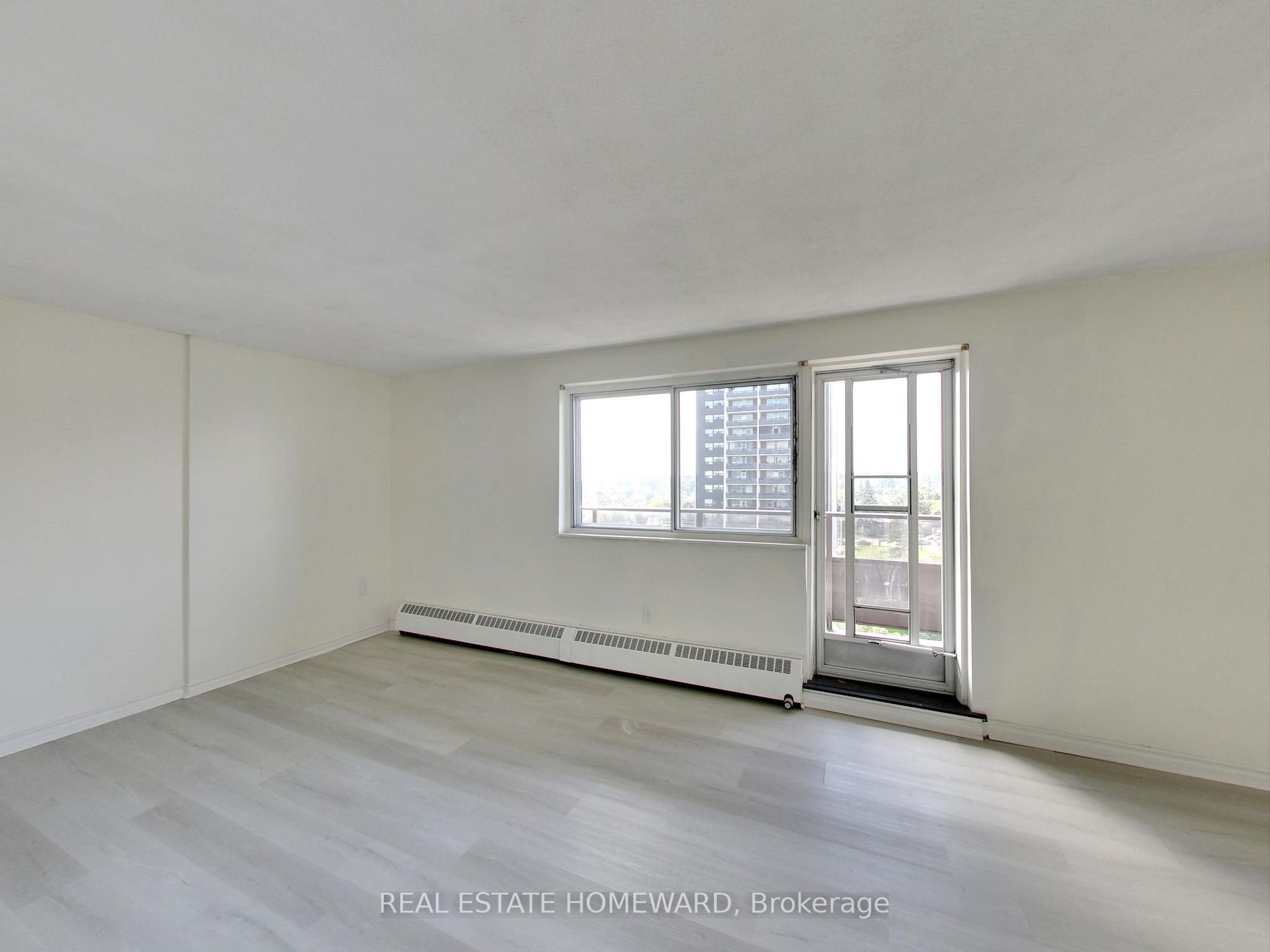 15 Elizabeth St N, #901