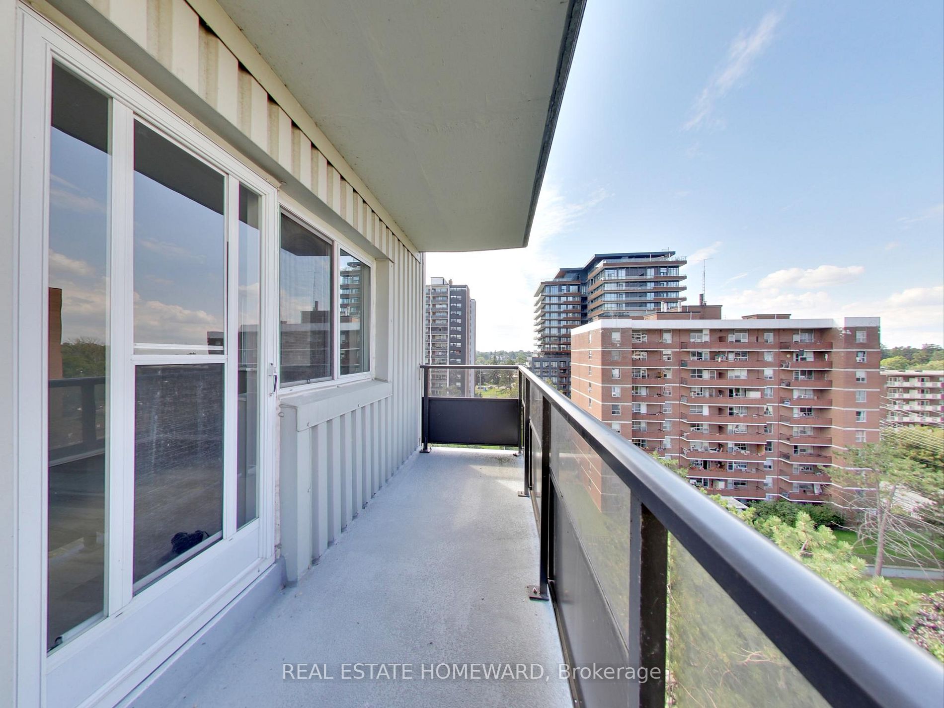 15 Elizabeth St N, #901