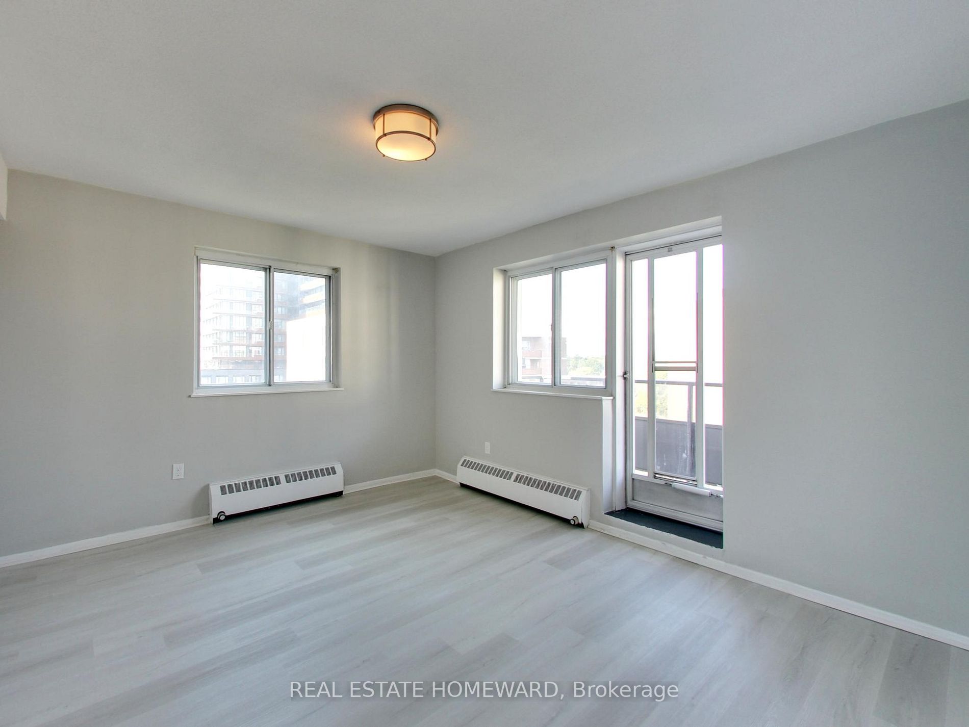 15 Elizabeth St N, #901
