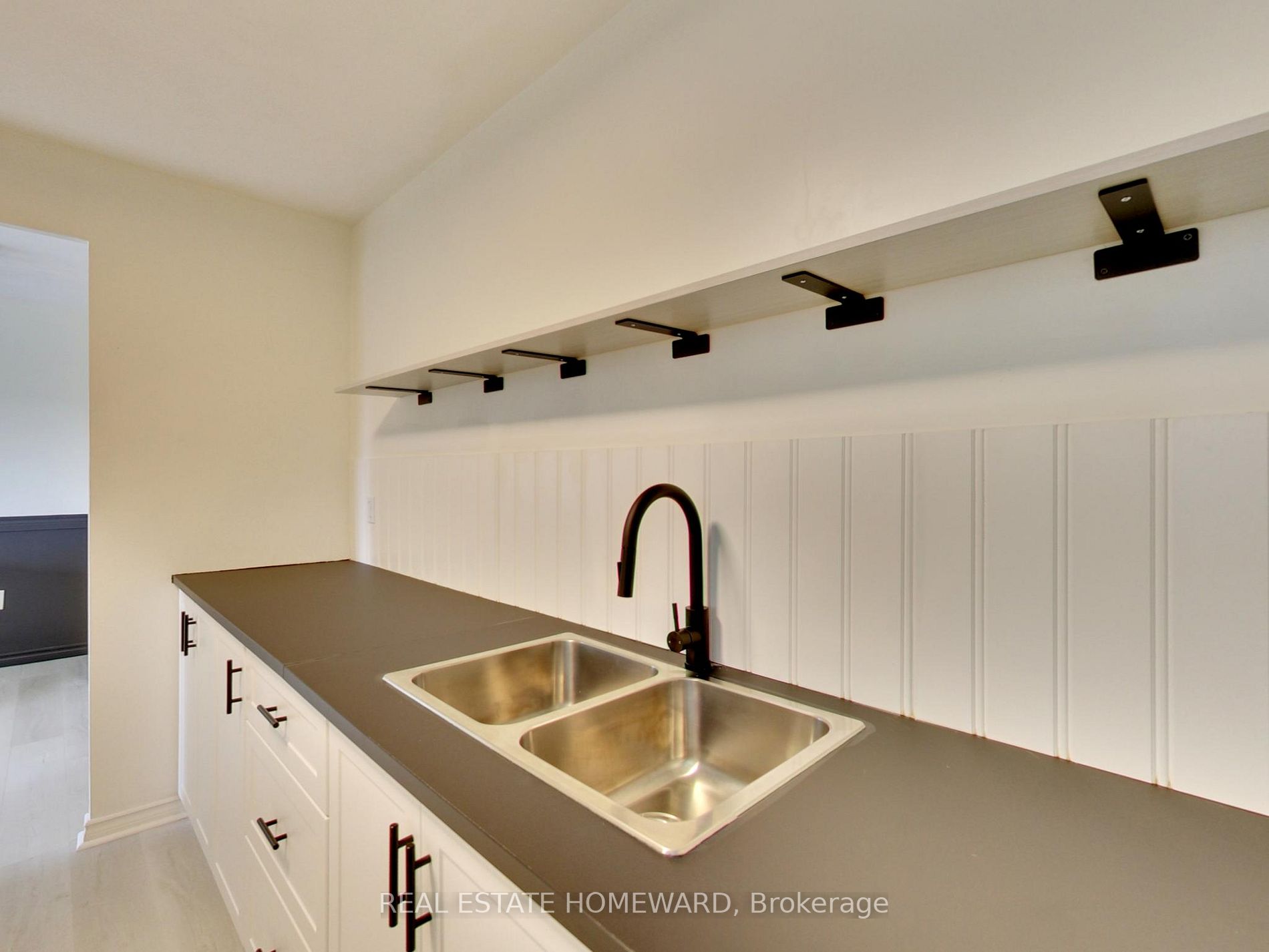 15 Elizabeth St N, #901
