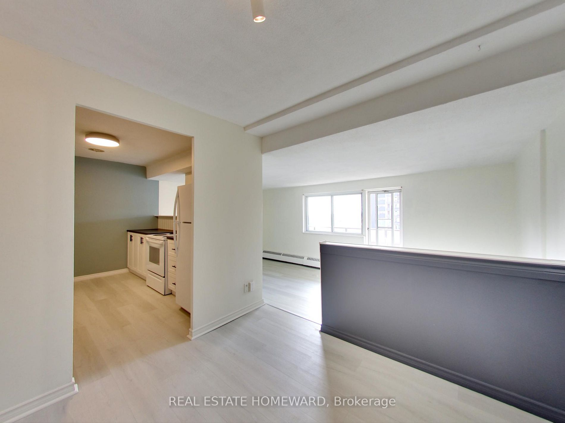 15 Elizabeth St N, #901