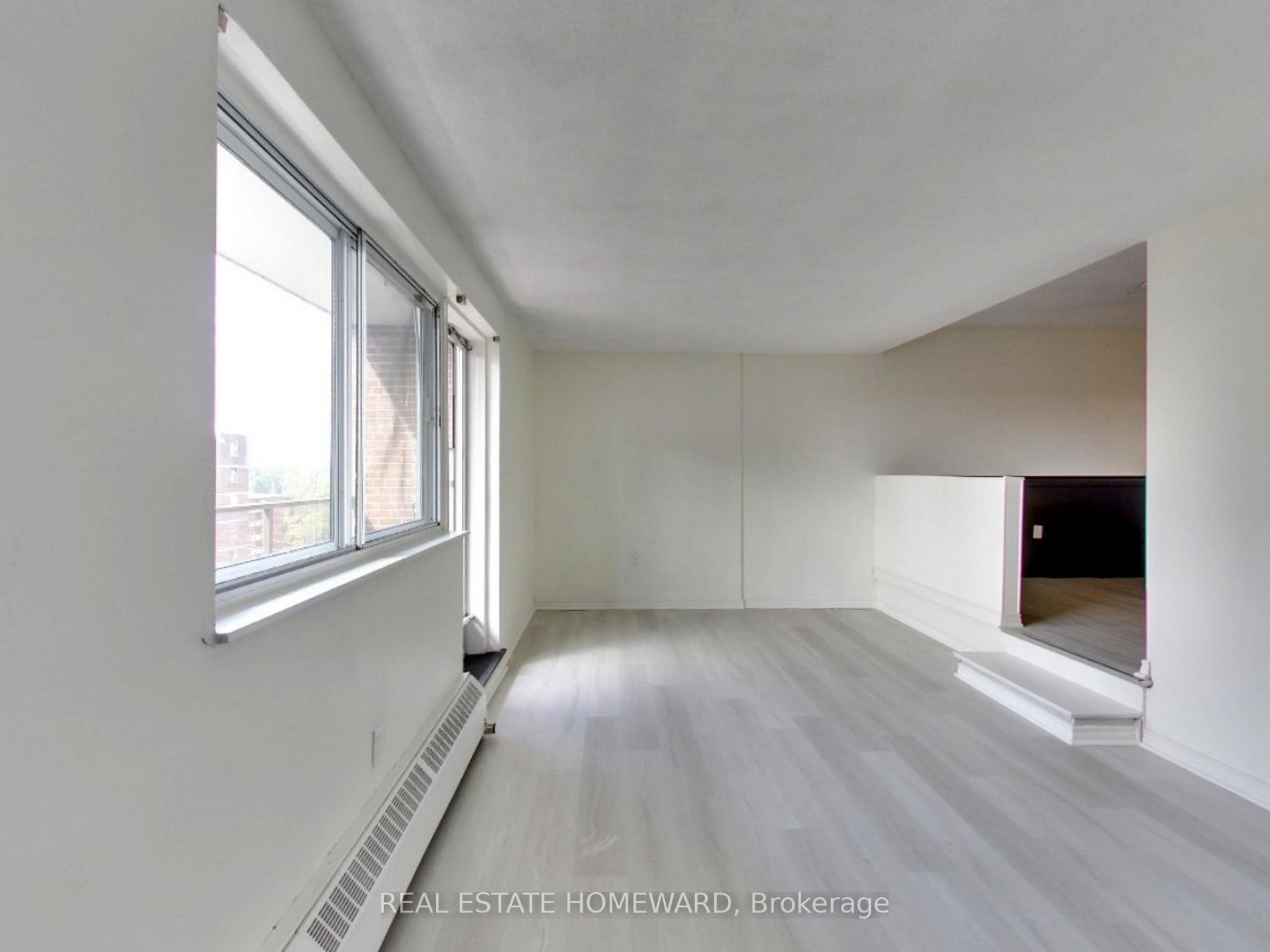 15 Elizabeth St N, #901