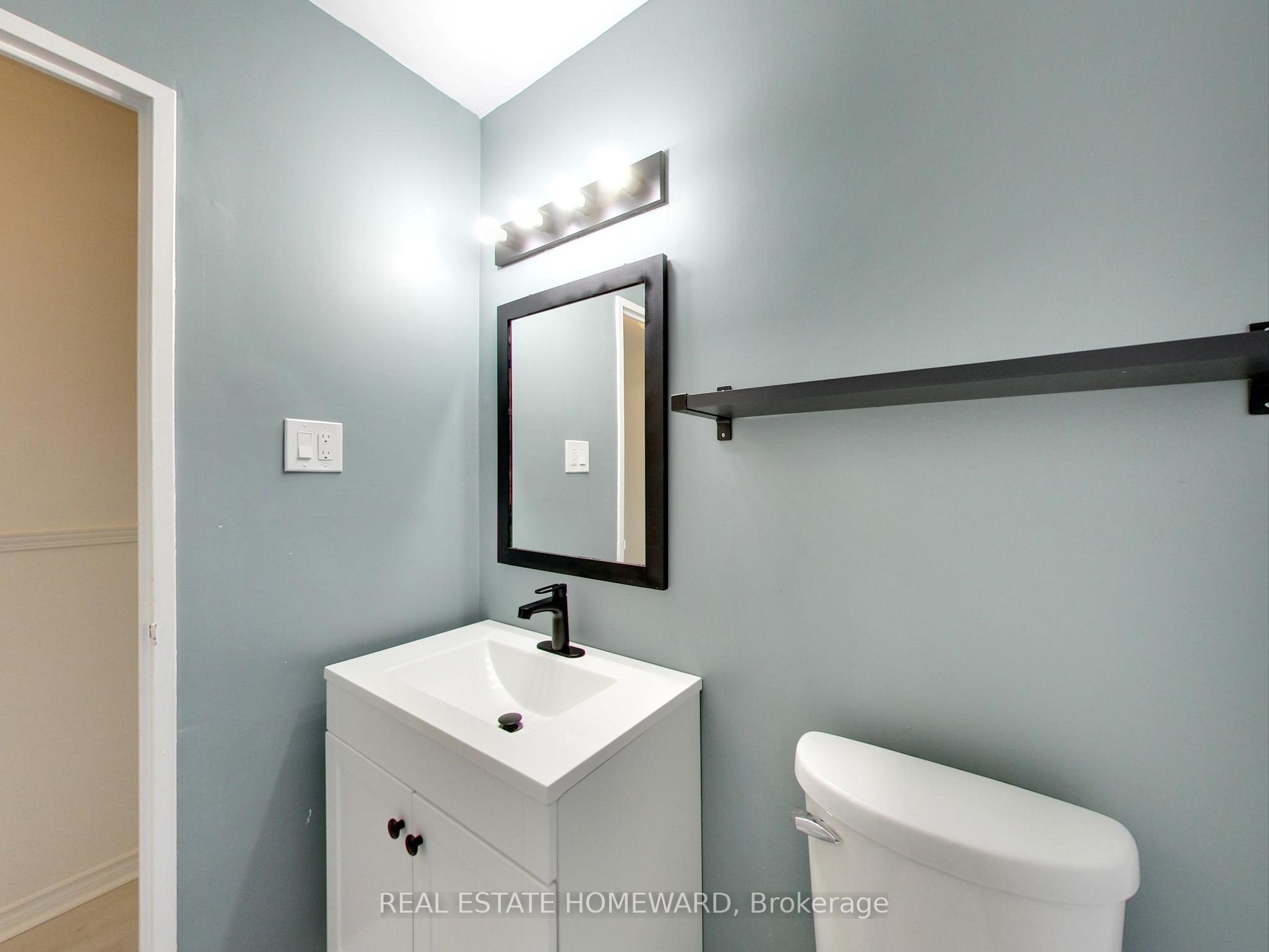 15 Elizabeth St N, #901