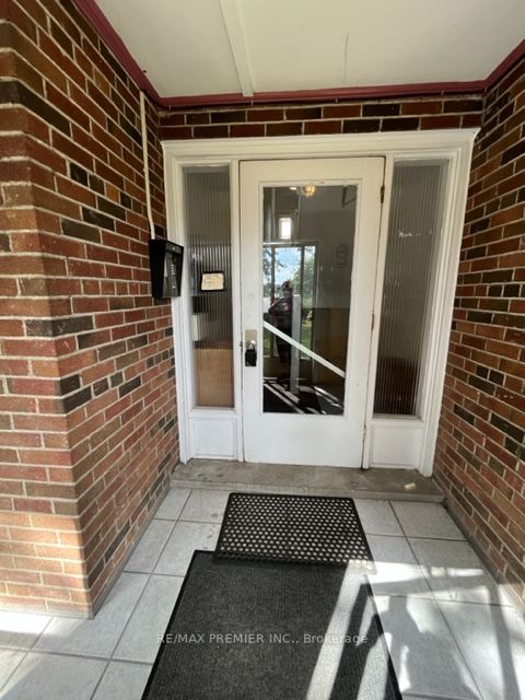52 Cuffley Cres N, #6 Apts.