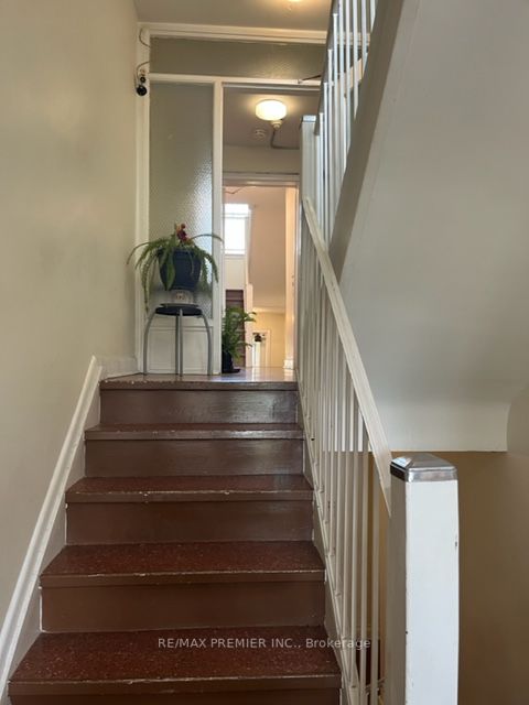 52 Cuffley Cres N, #6 Apts.
