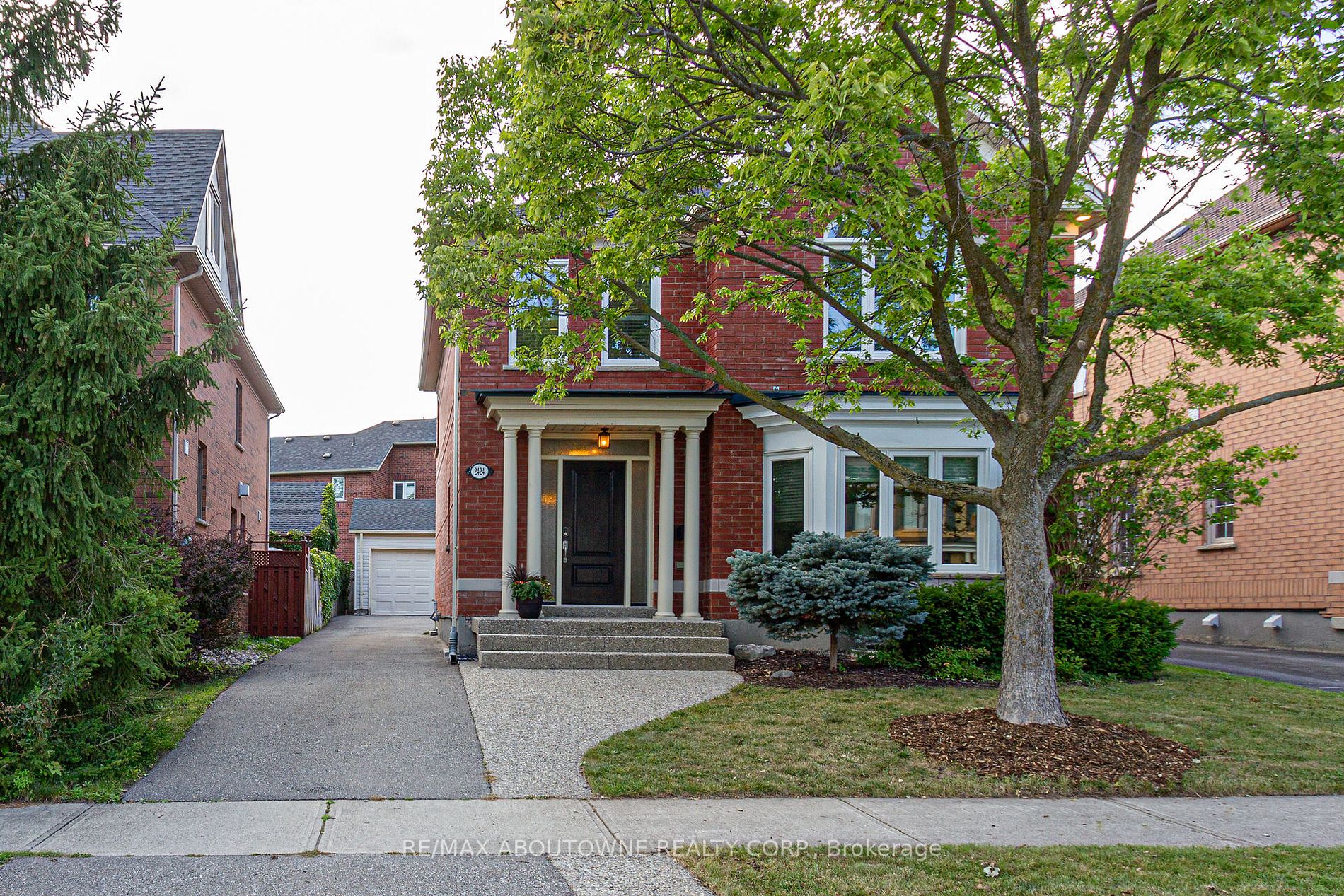 2424 Capilano Cres