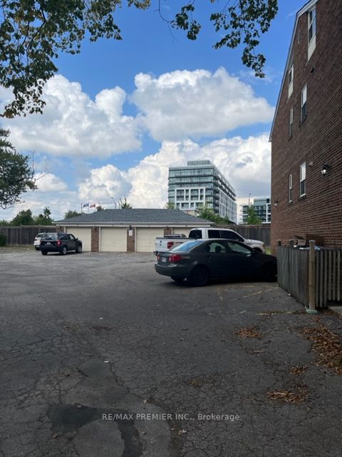 52 Cuffley Cres N, #6 Apts.