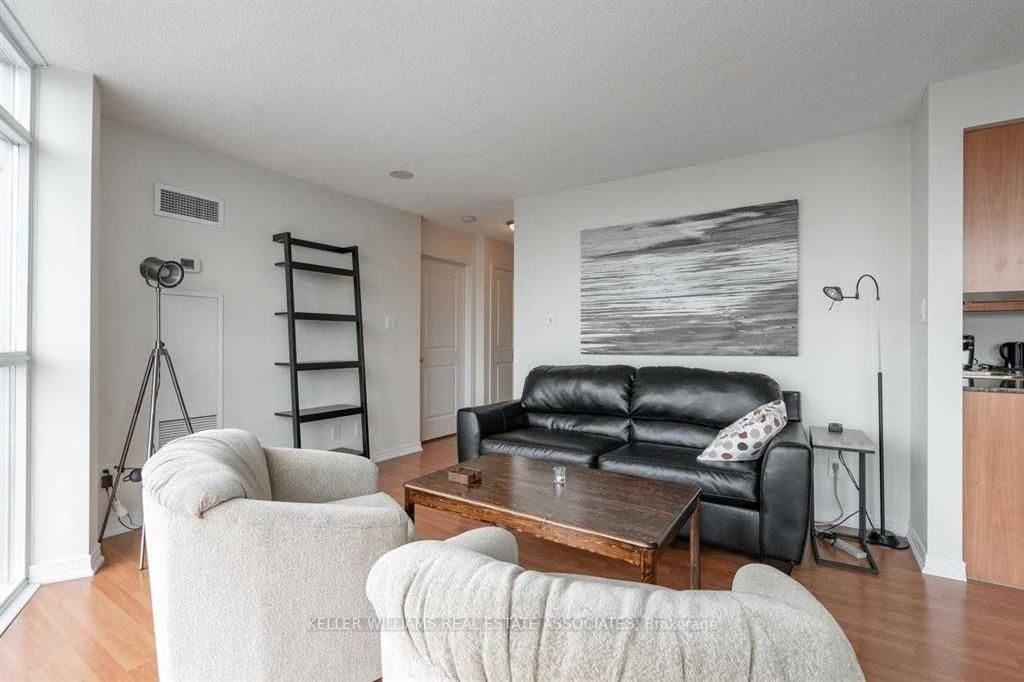 9 George Street N, #1804