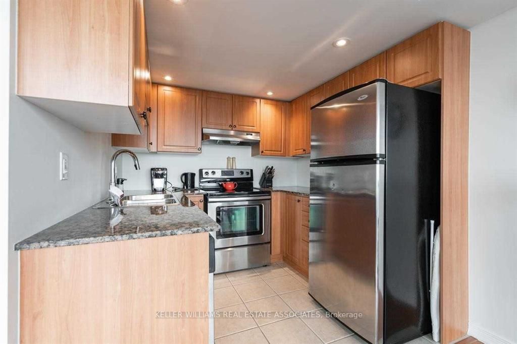 9 George Street N, #1804