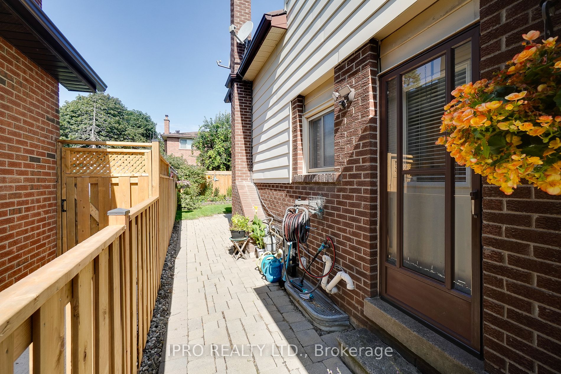 64 Buckland Way