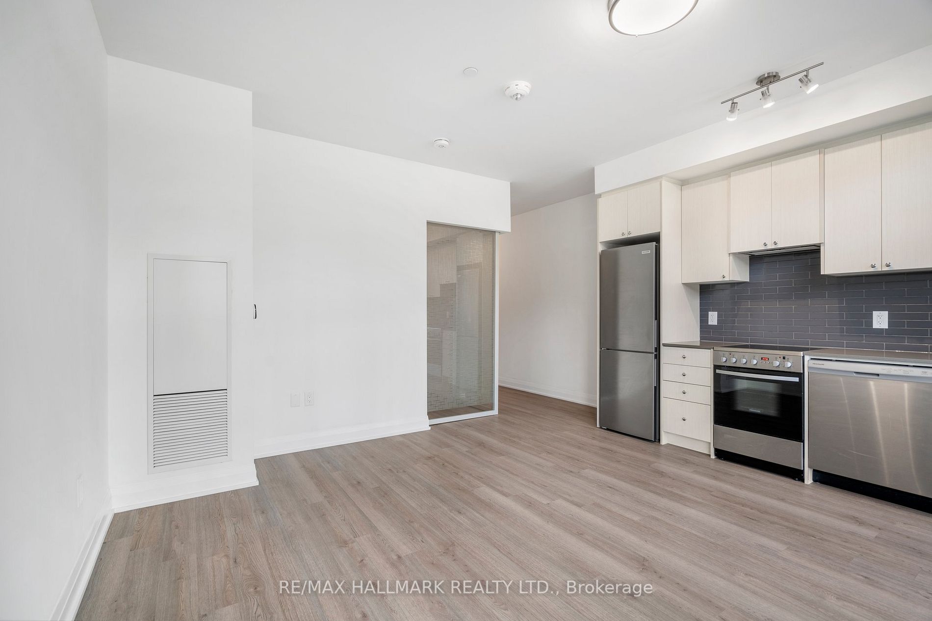 50 George Butchart Dr, #118