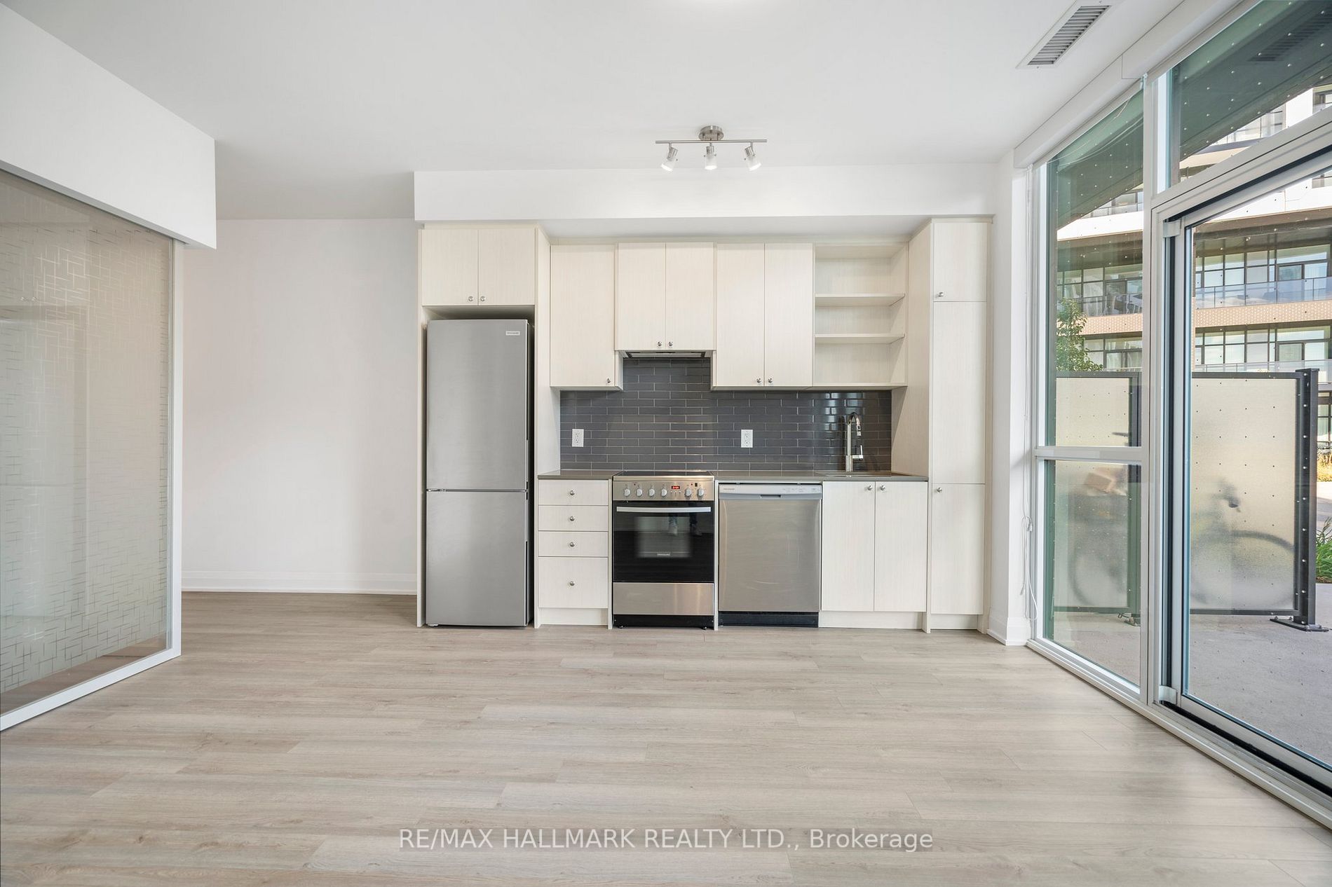 50 George Butchart Dr, #118