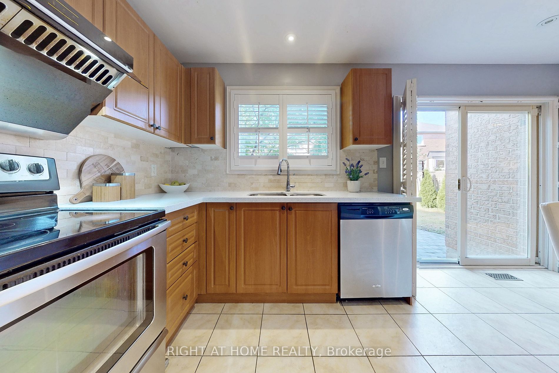 2208 Crestmont Dr