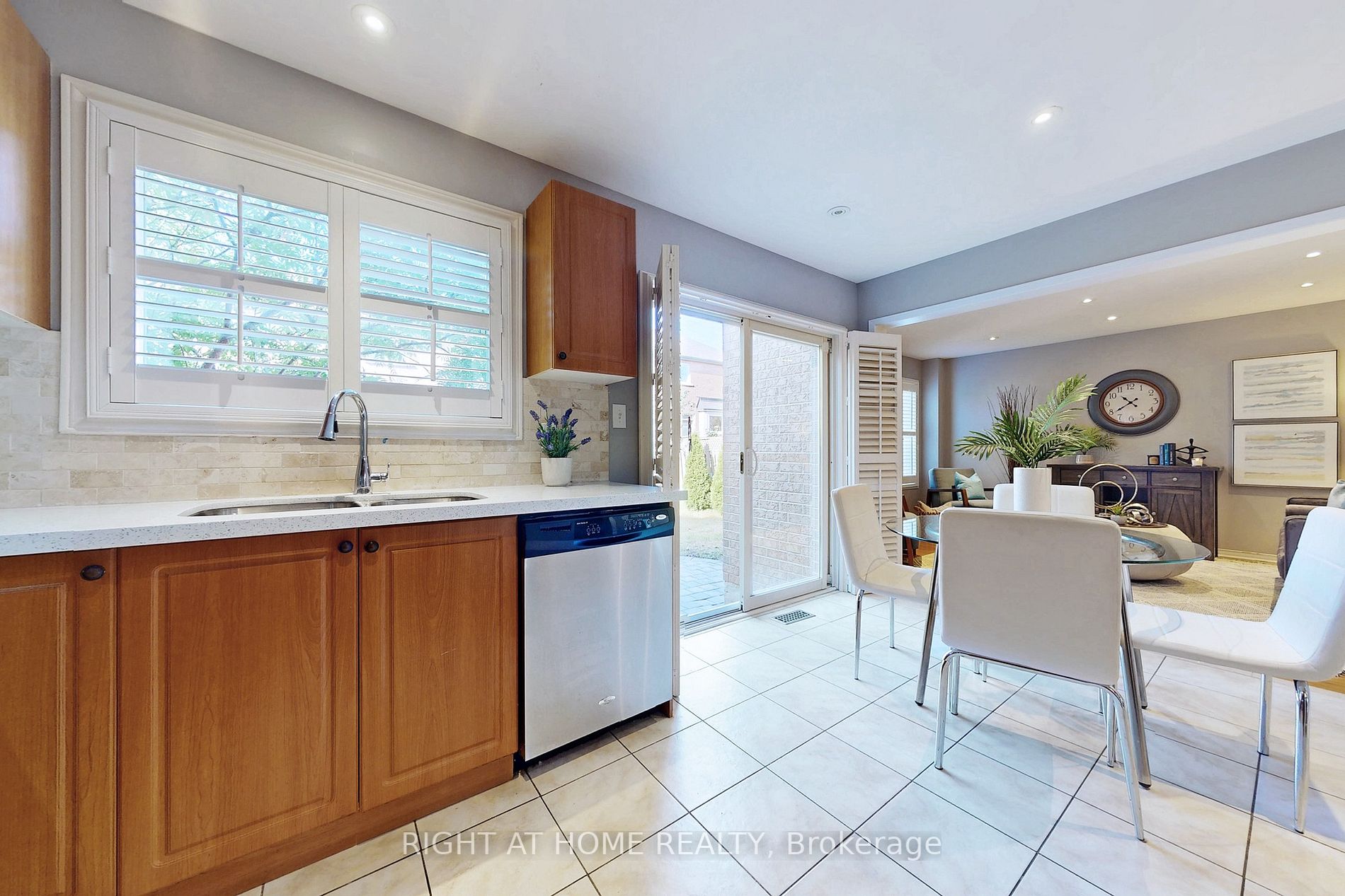 2208 Crestmont Dr