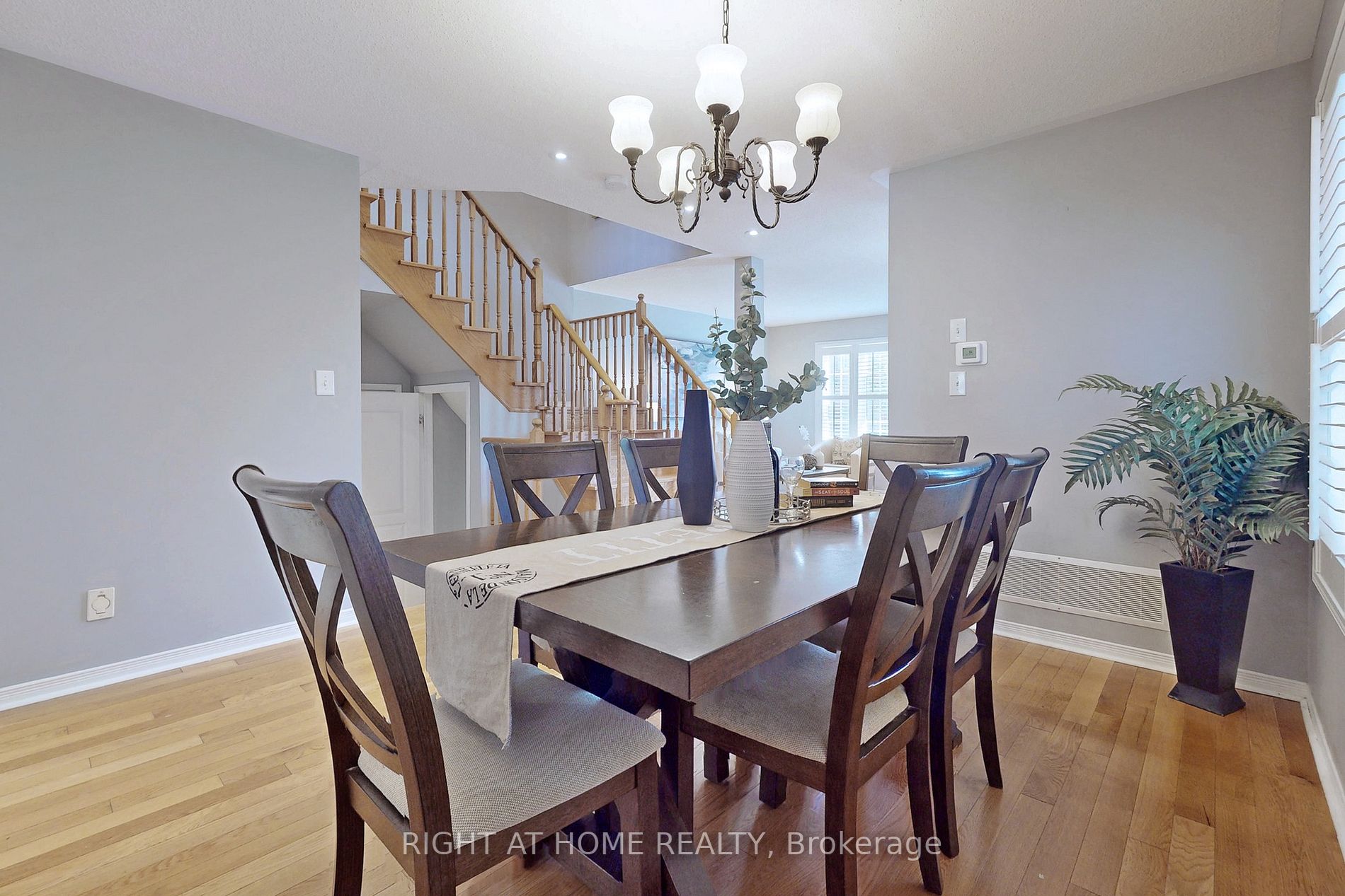 2208 Crestmont Dr