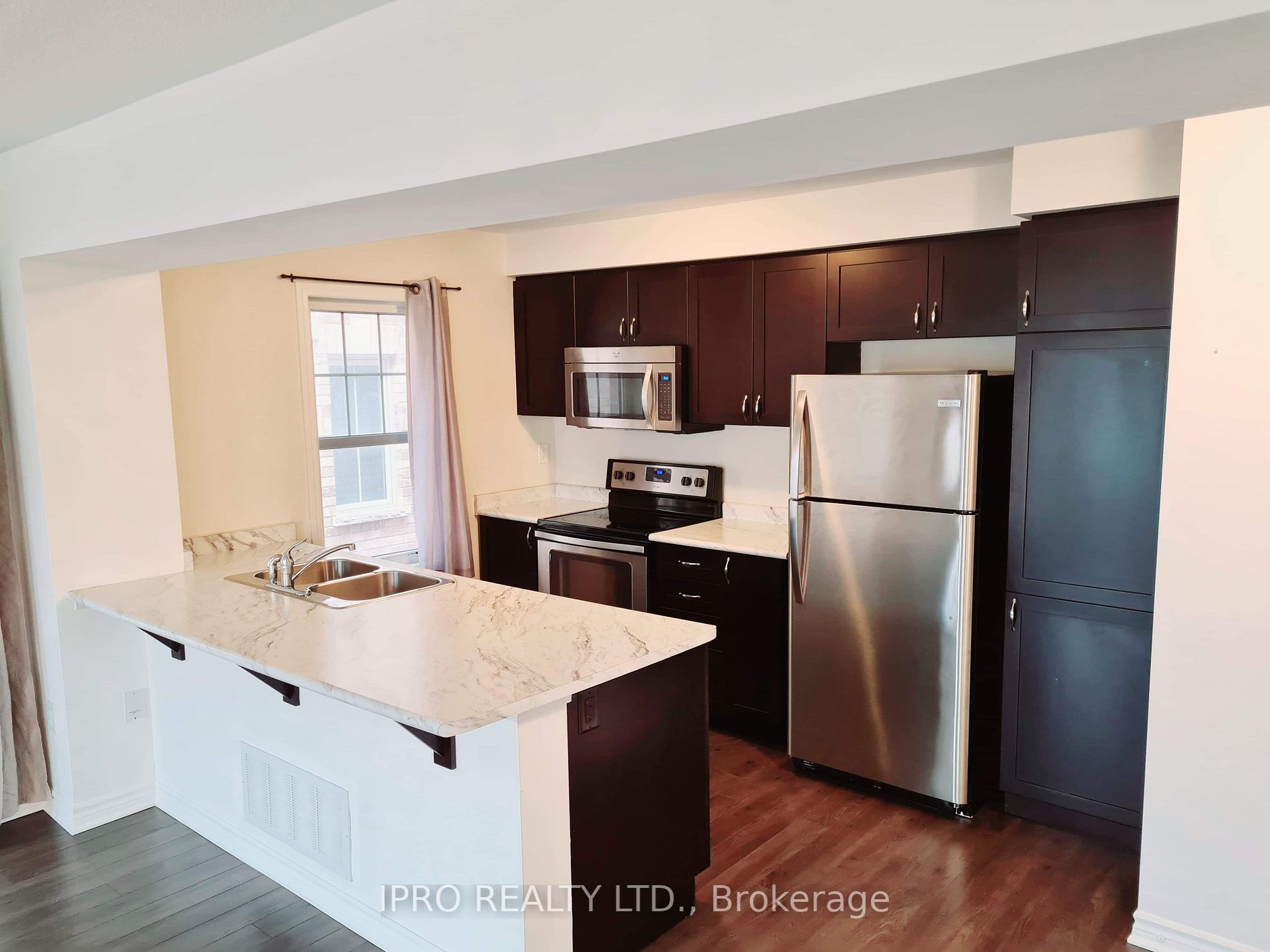 1541 Gainer Cres