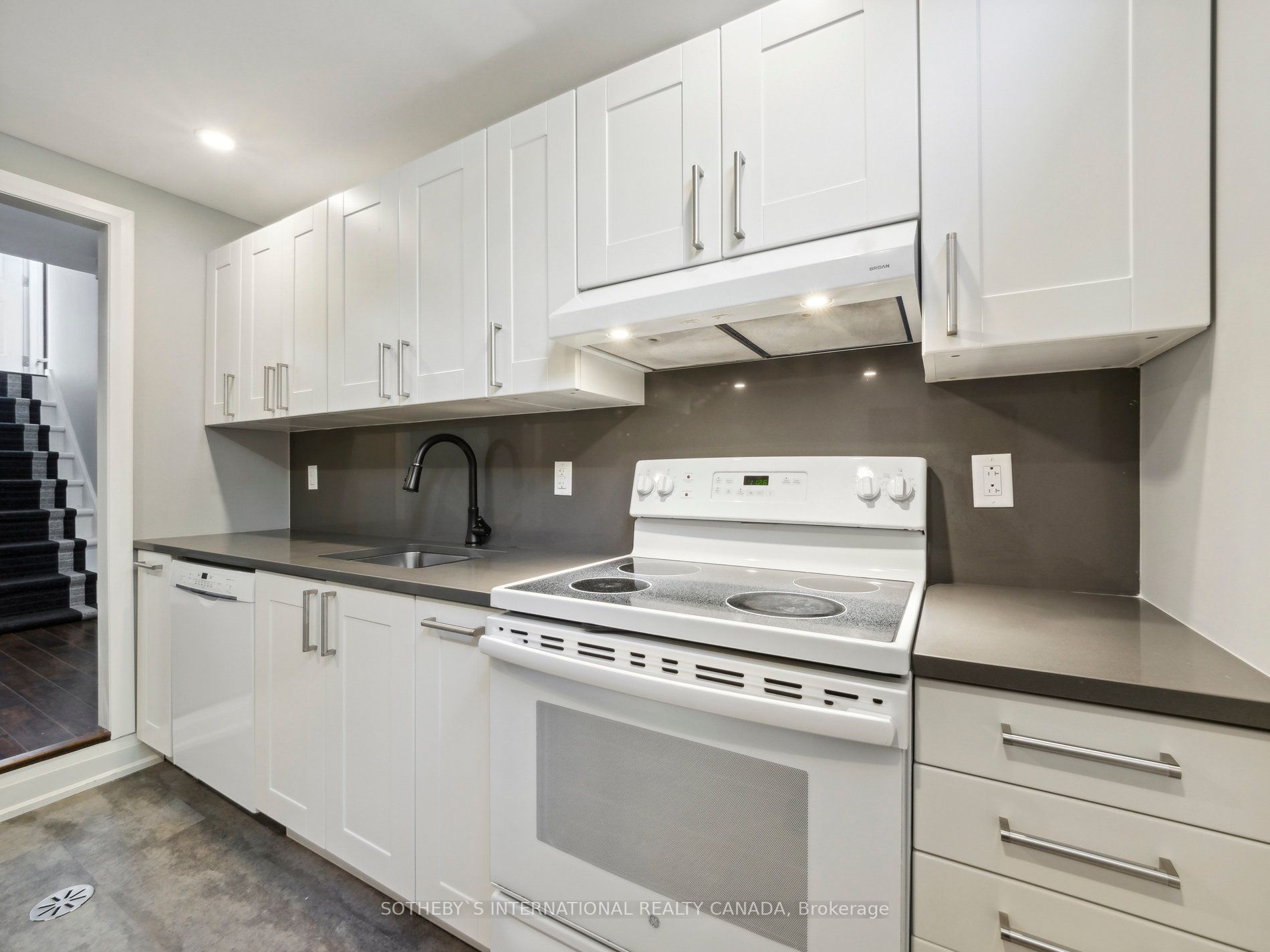 14 Laurelwood Cres, #Lower