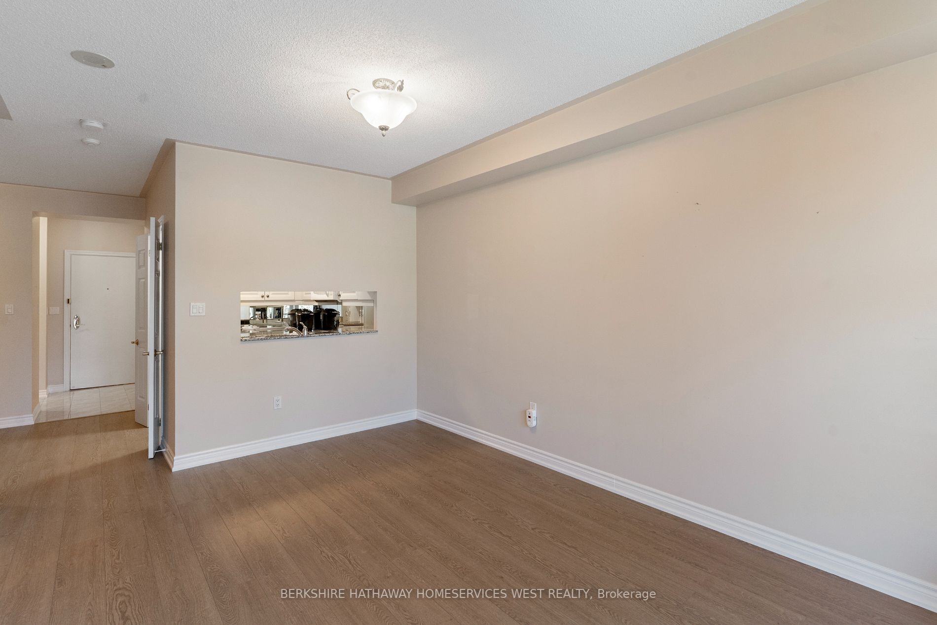 3085 Bloor St W, #207