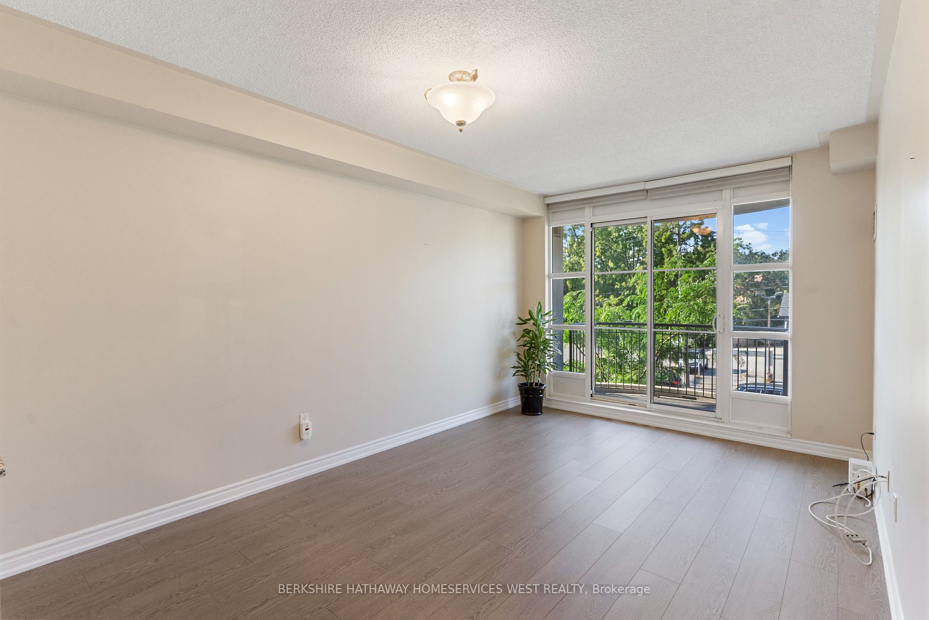 3085 Bloor St W, #207