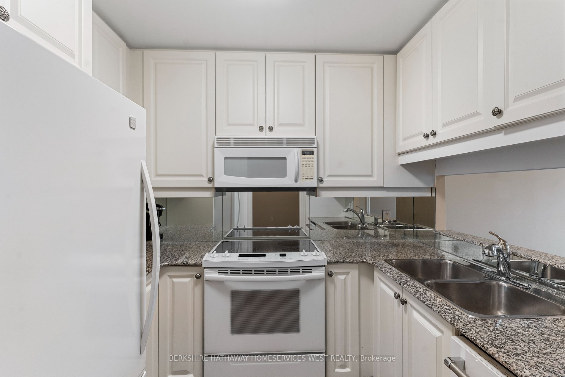 3085 Bloor St W, #207