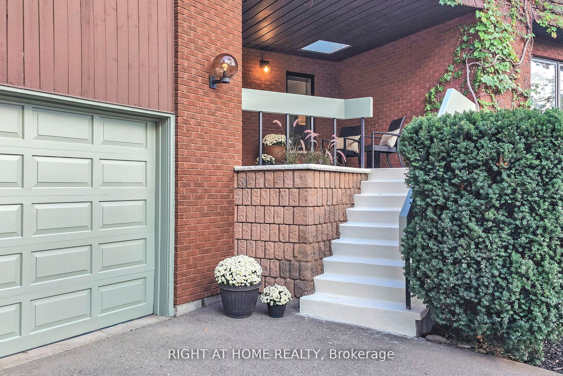 2461 Jarvis St