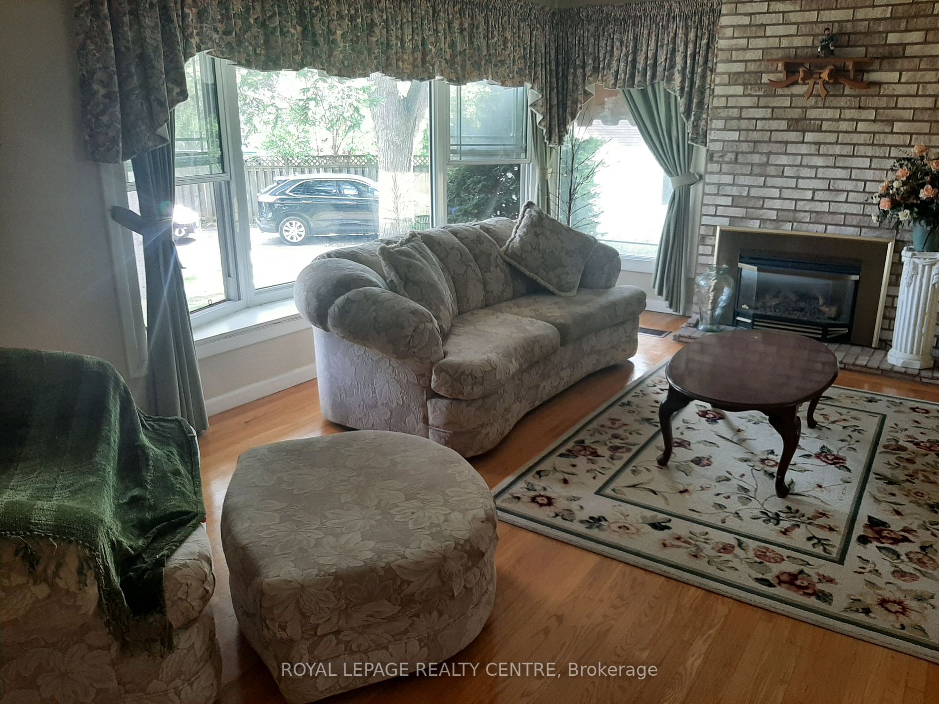 2572 Sharon Cres