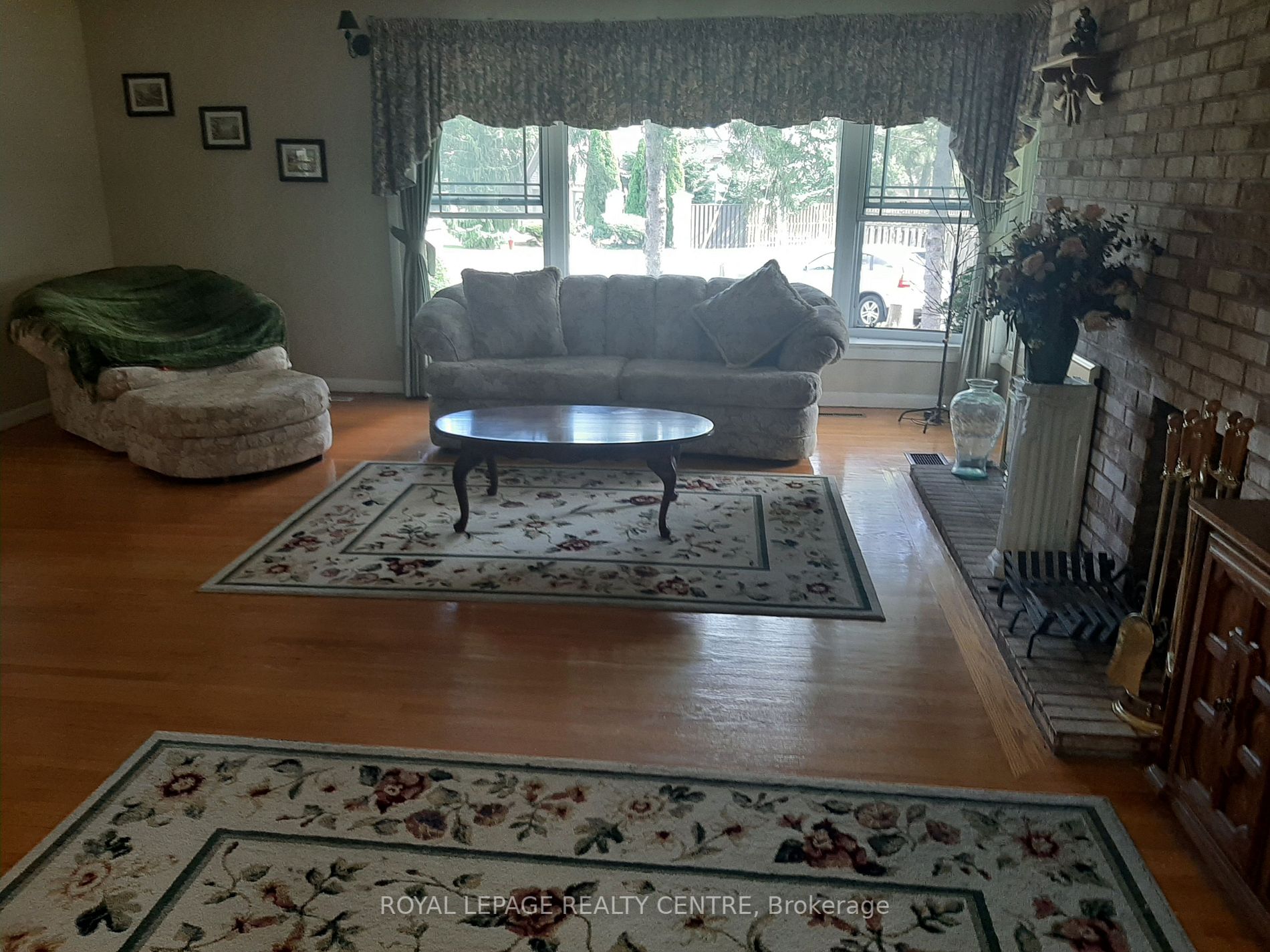 2572 Sharon Cres