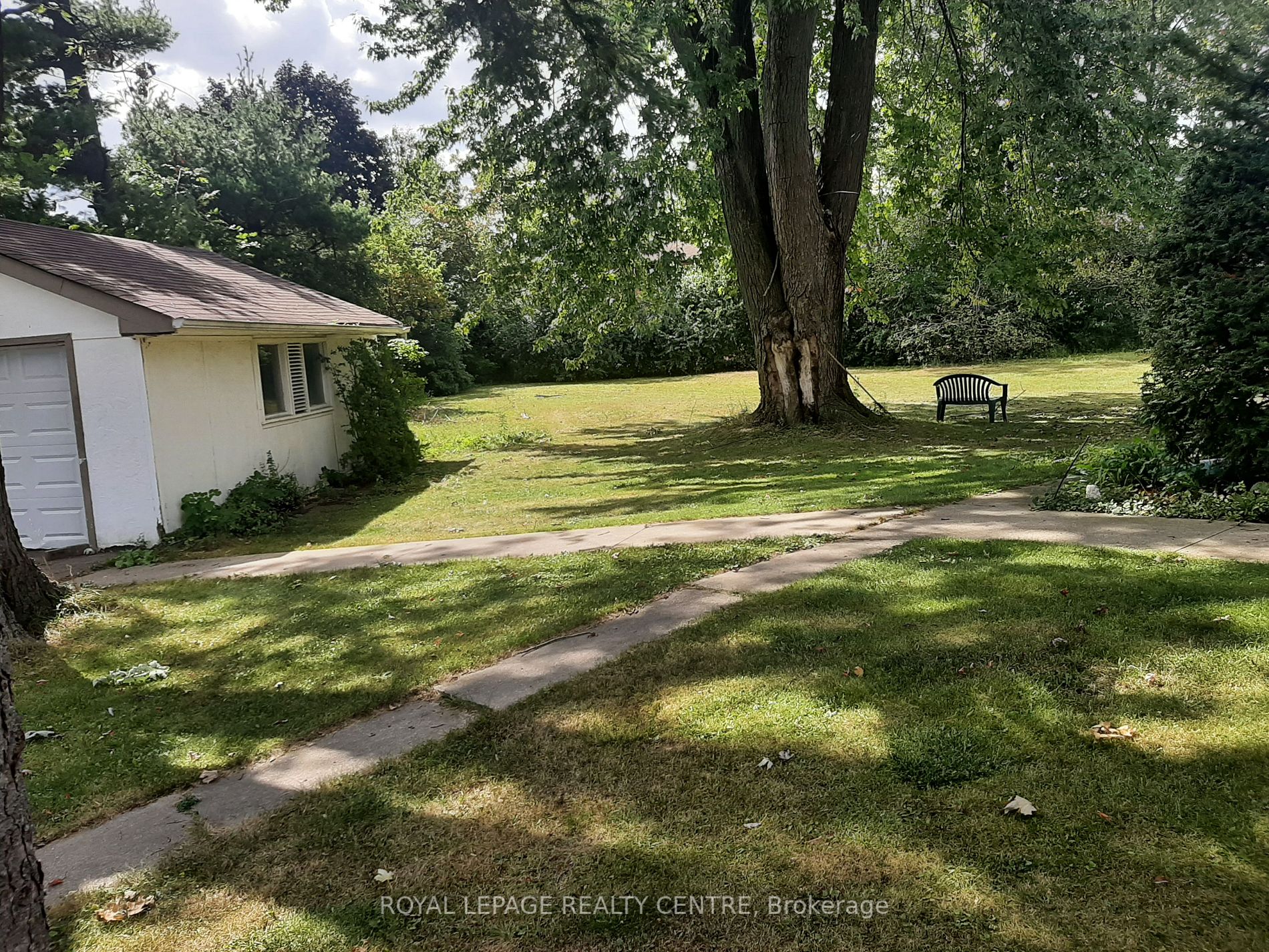 2572 Sharon Cres