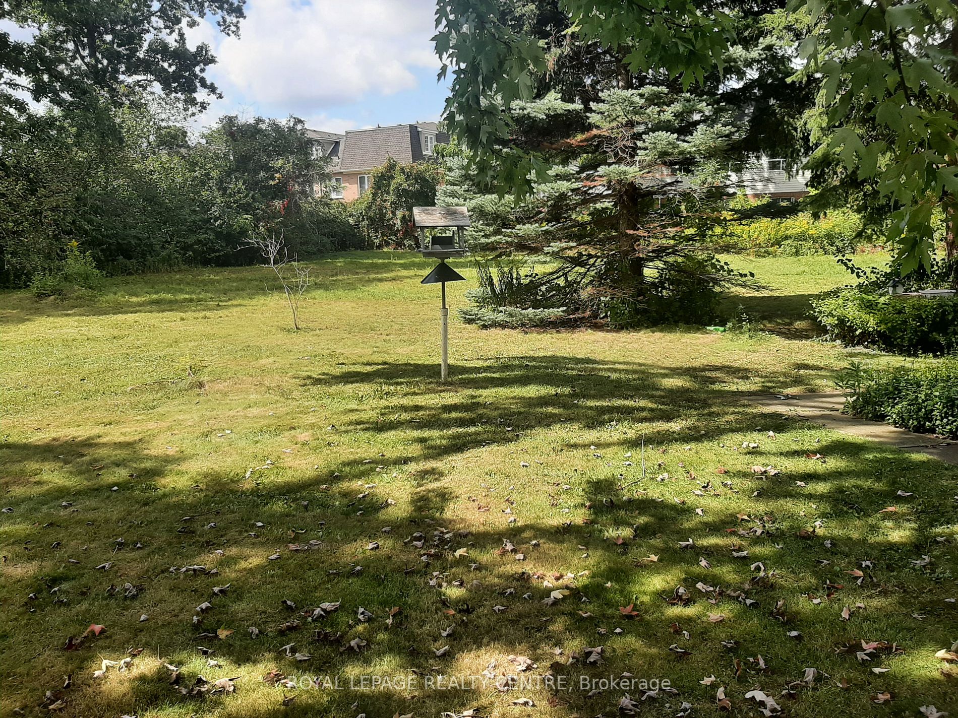 2572 Sharon Cres