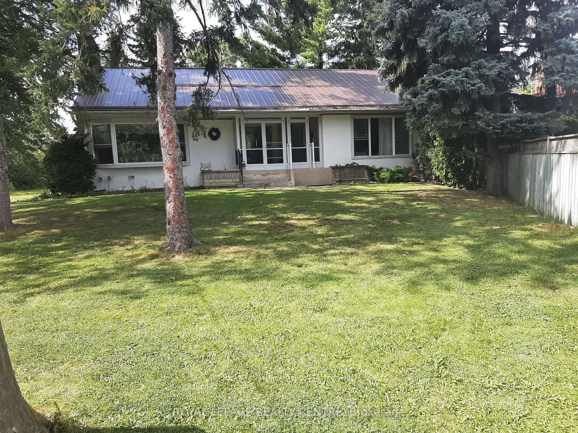 2572 Sharon Cres