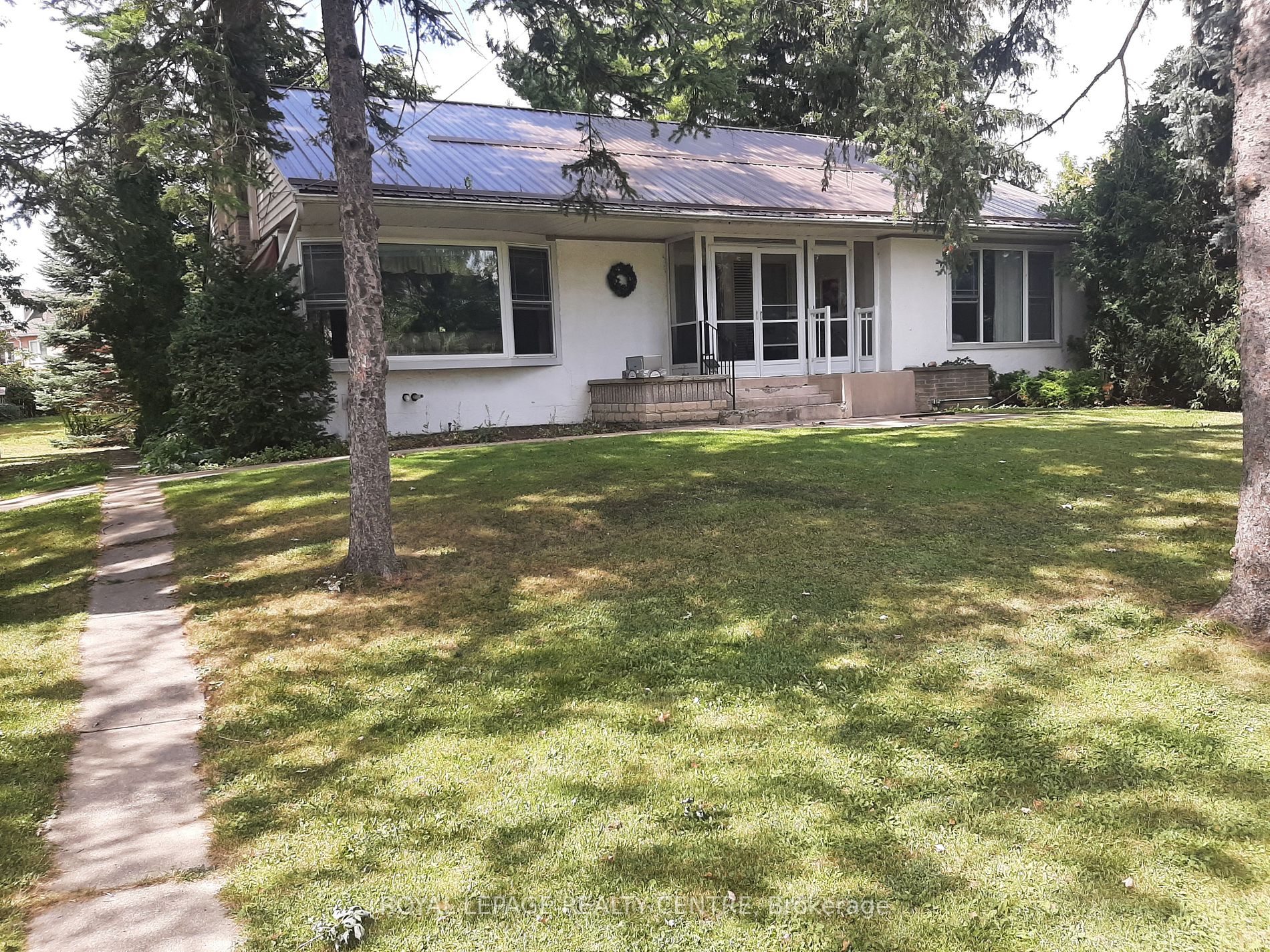 2572 Sharon Cres