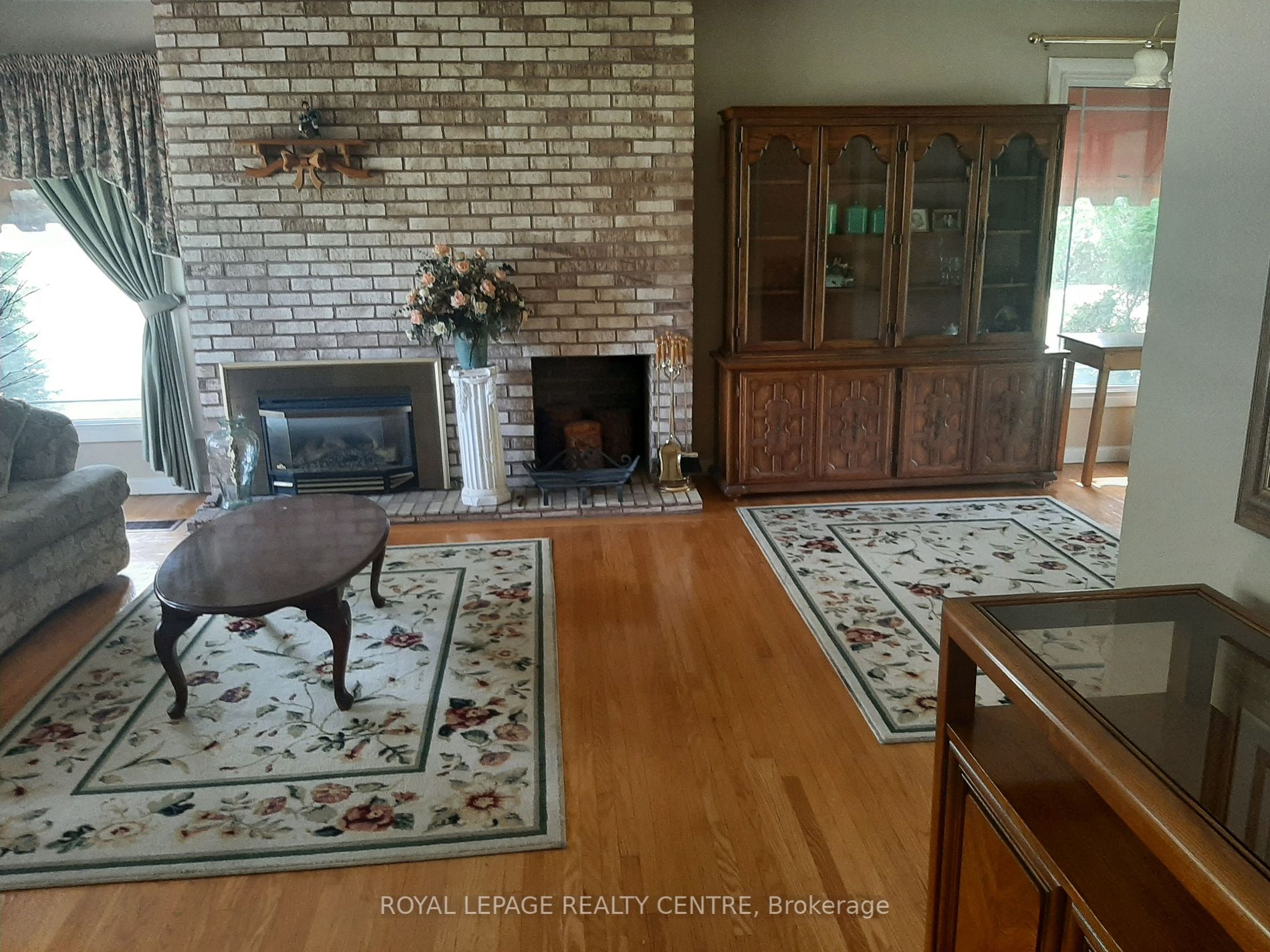 2572 Sharon Cres