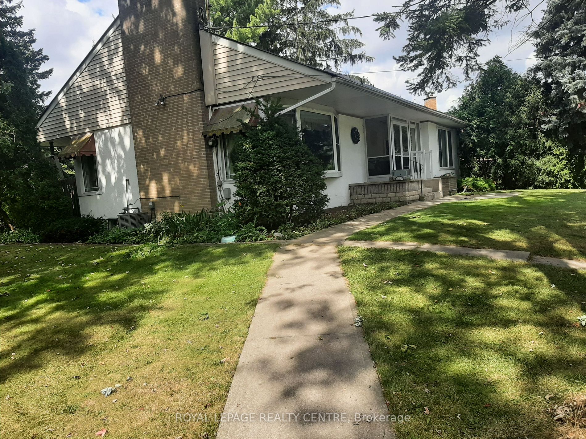2572 Sharon Cres