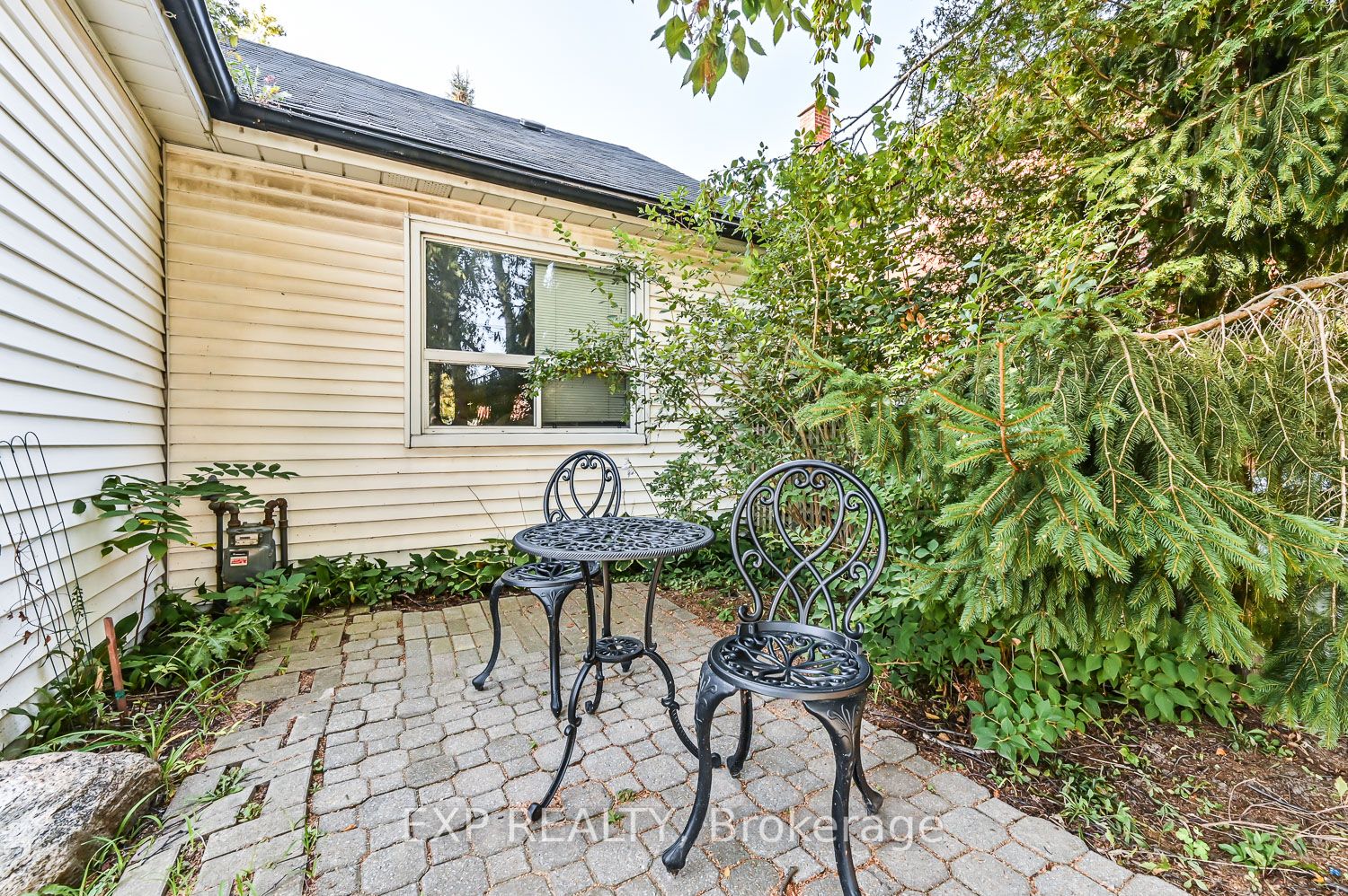 77 James St