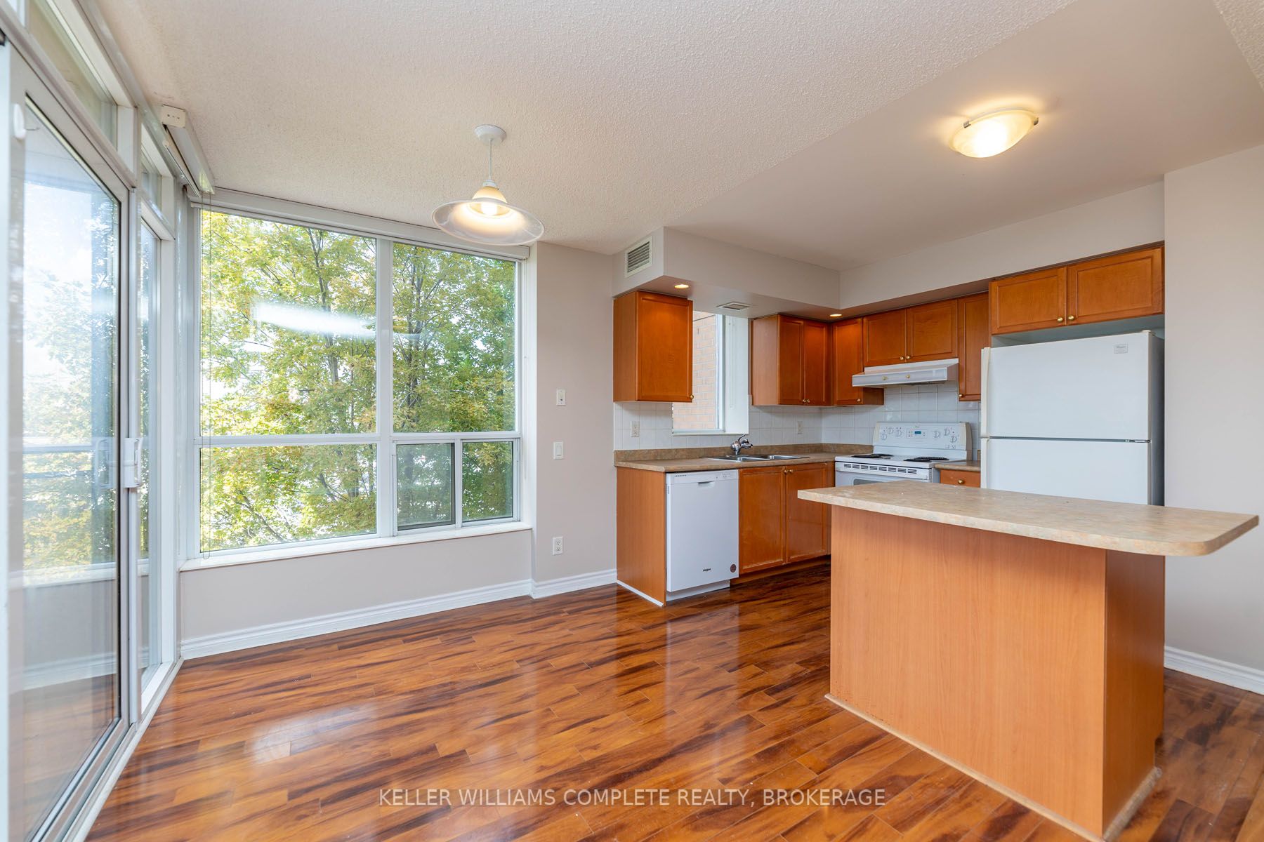 5229 Dundas St W, #403