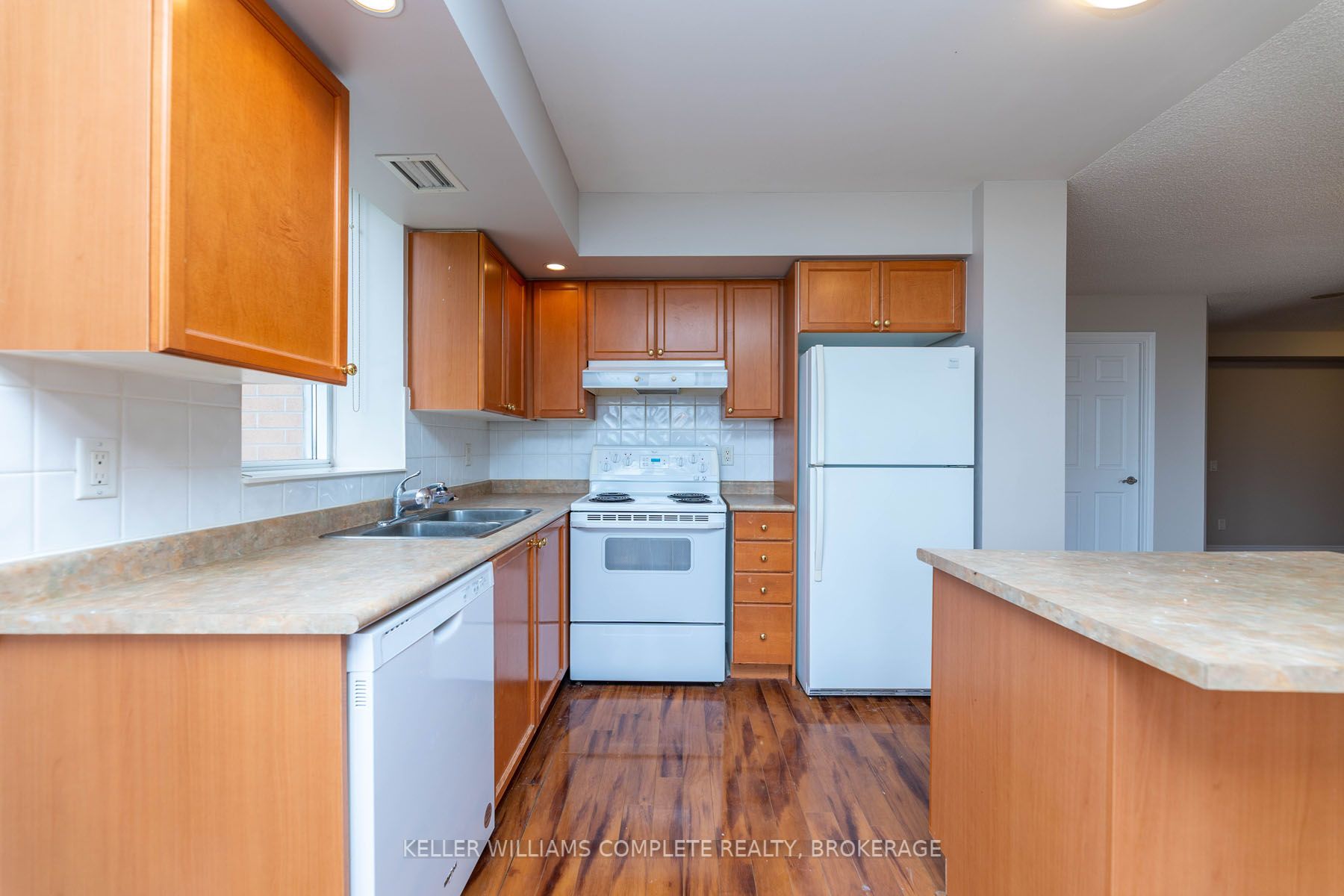 5229 Dundas St W, #403