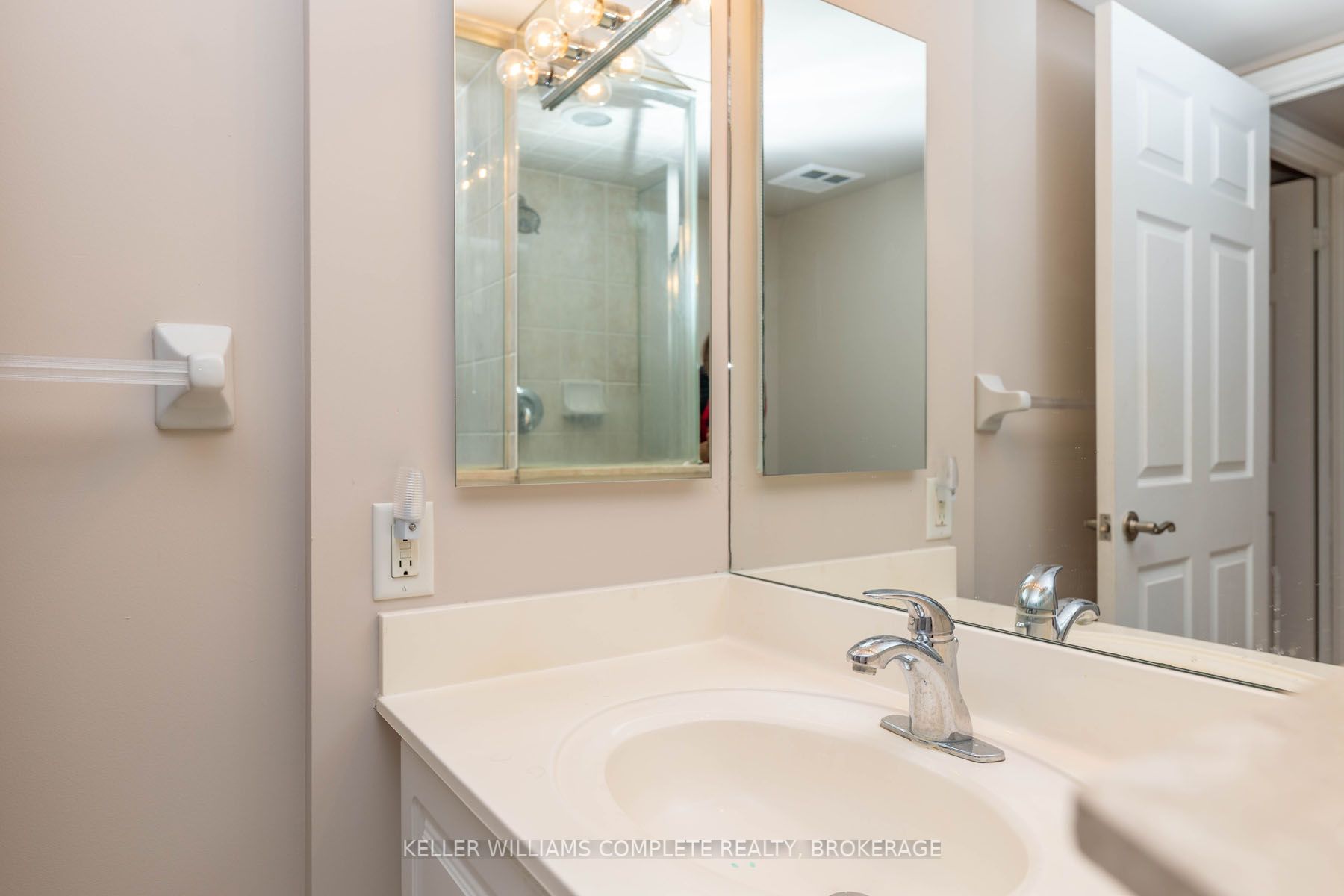 5229 Dundas St W, #403