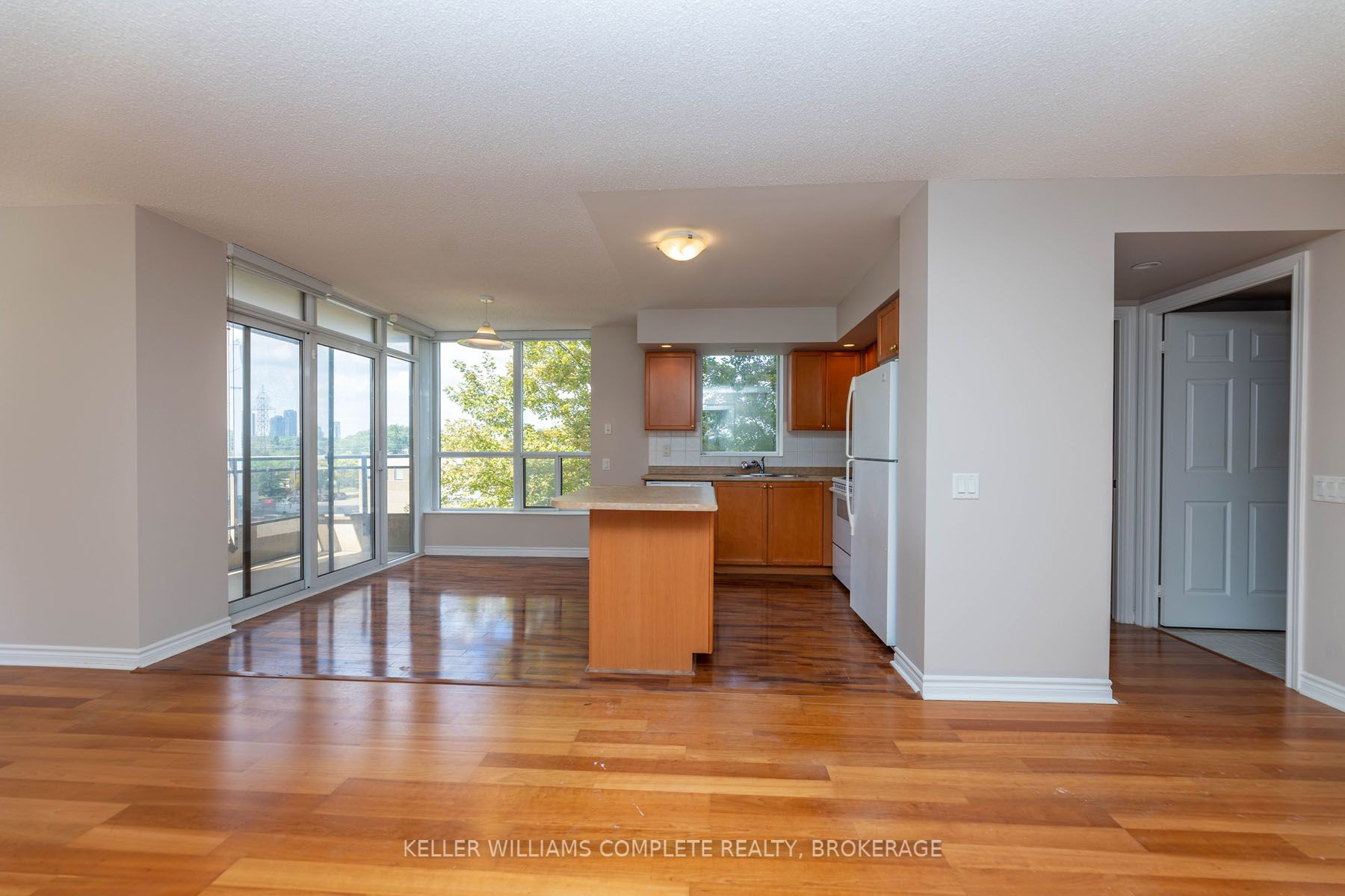 5229 Dundas St W, #403