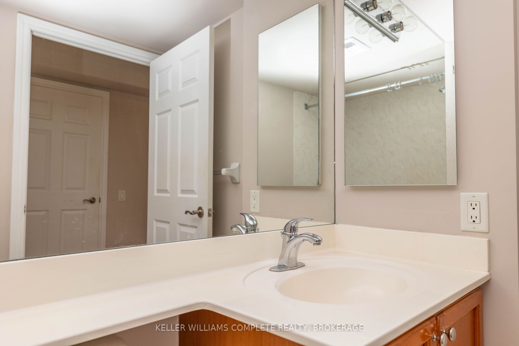 5229 Dundas St W, #403