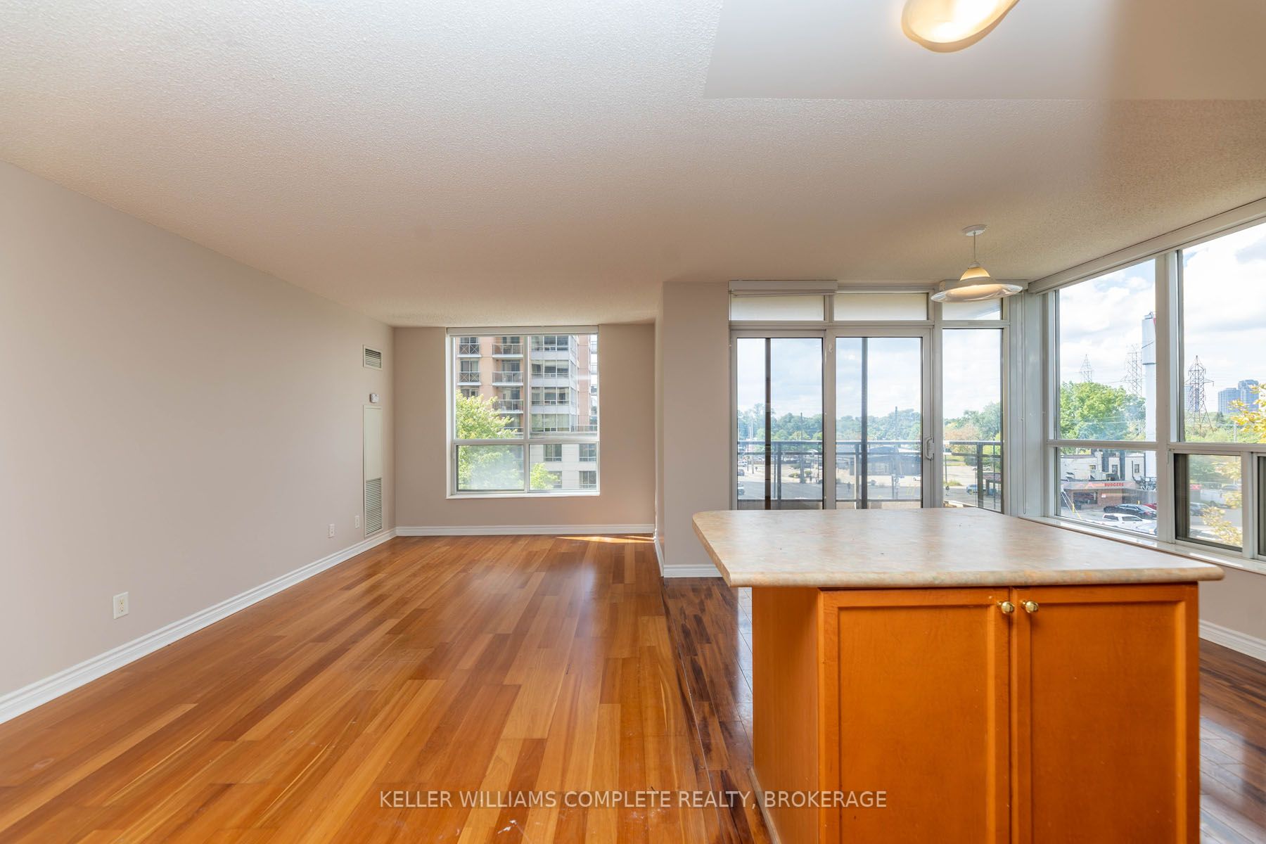 5229 Dundas St W, #403