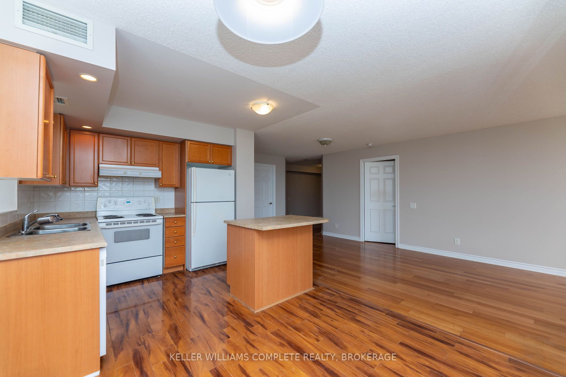 5229 Dundas St W, #403