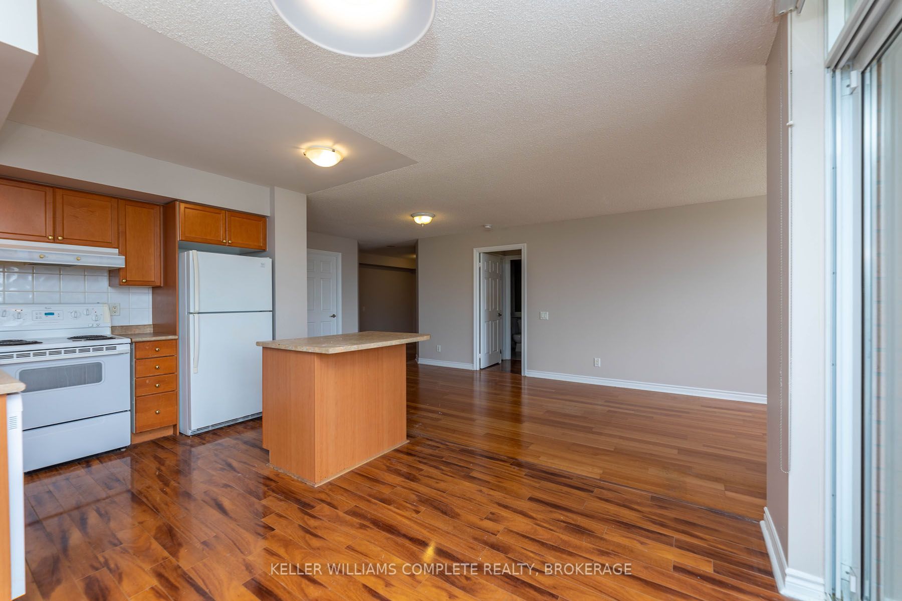 5229 Dundas St W, #403