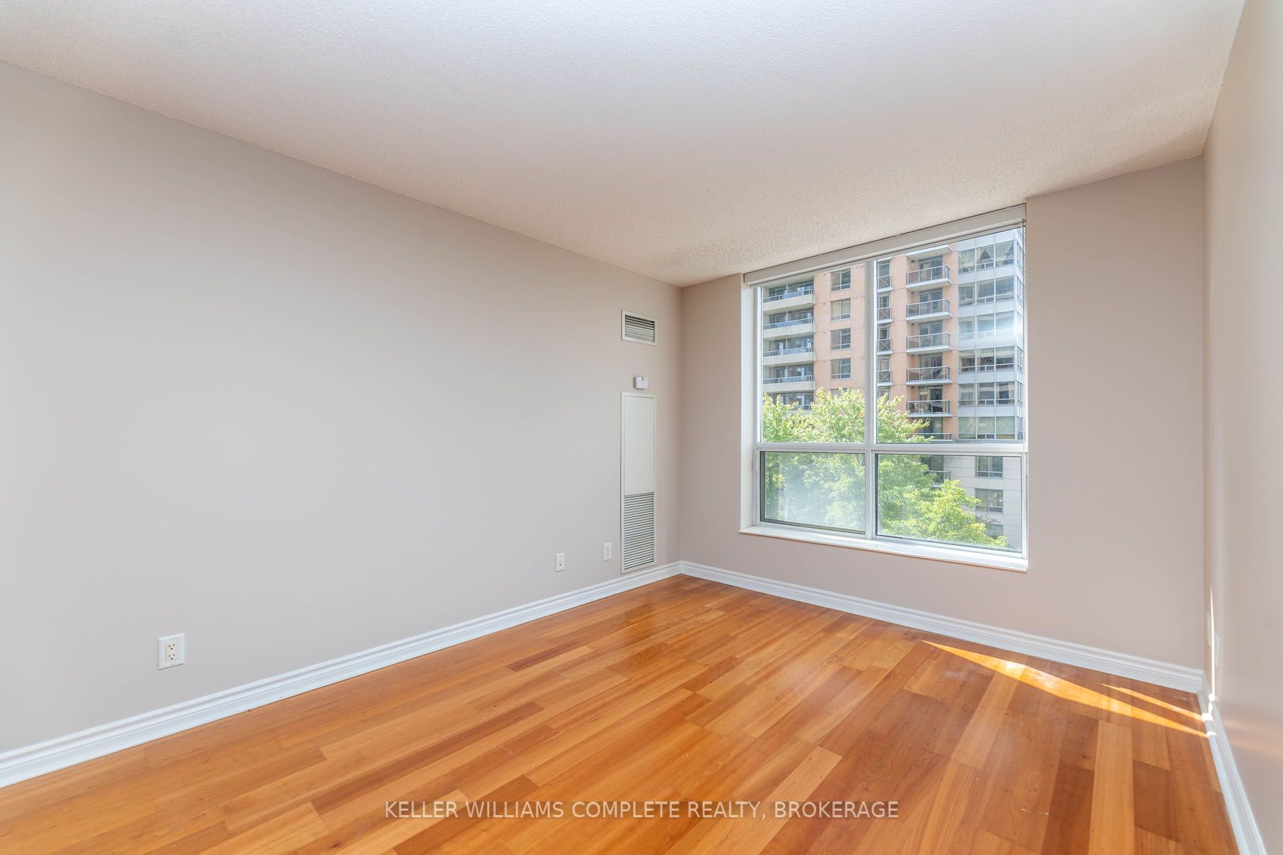 5229 Dundas St W, #403