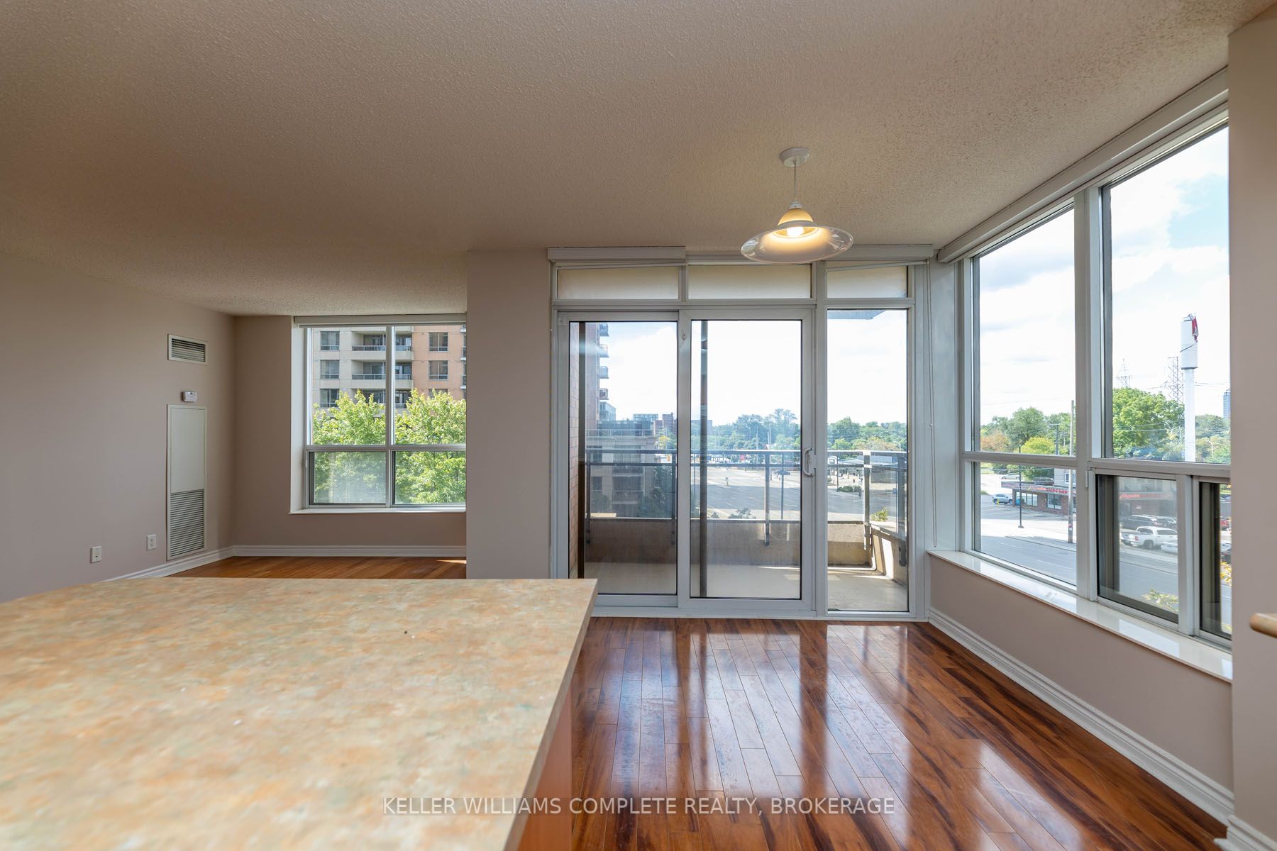 5229 Dundas St W, #403