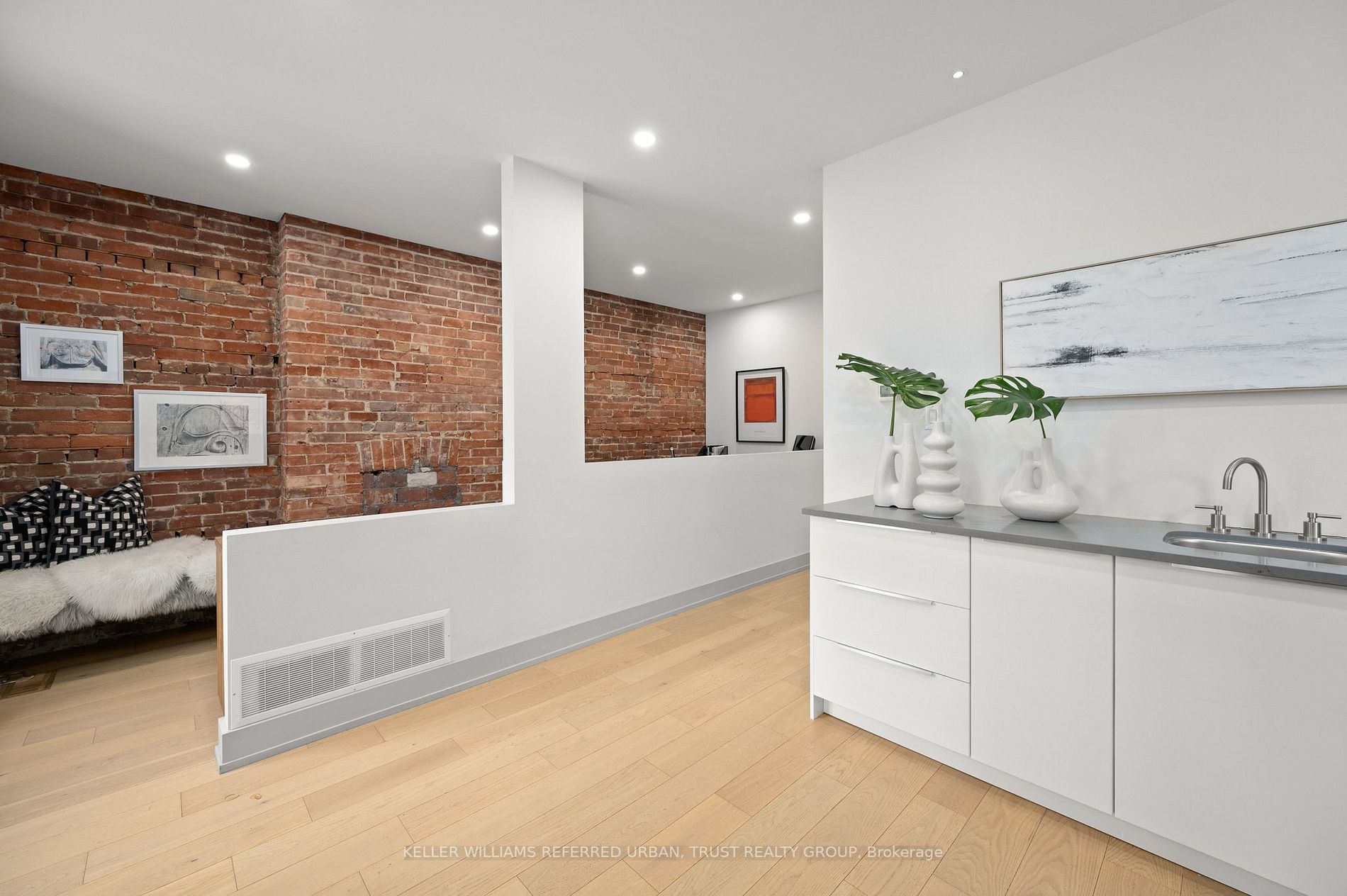 266 Roncesvalles Ave
