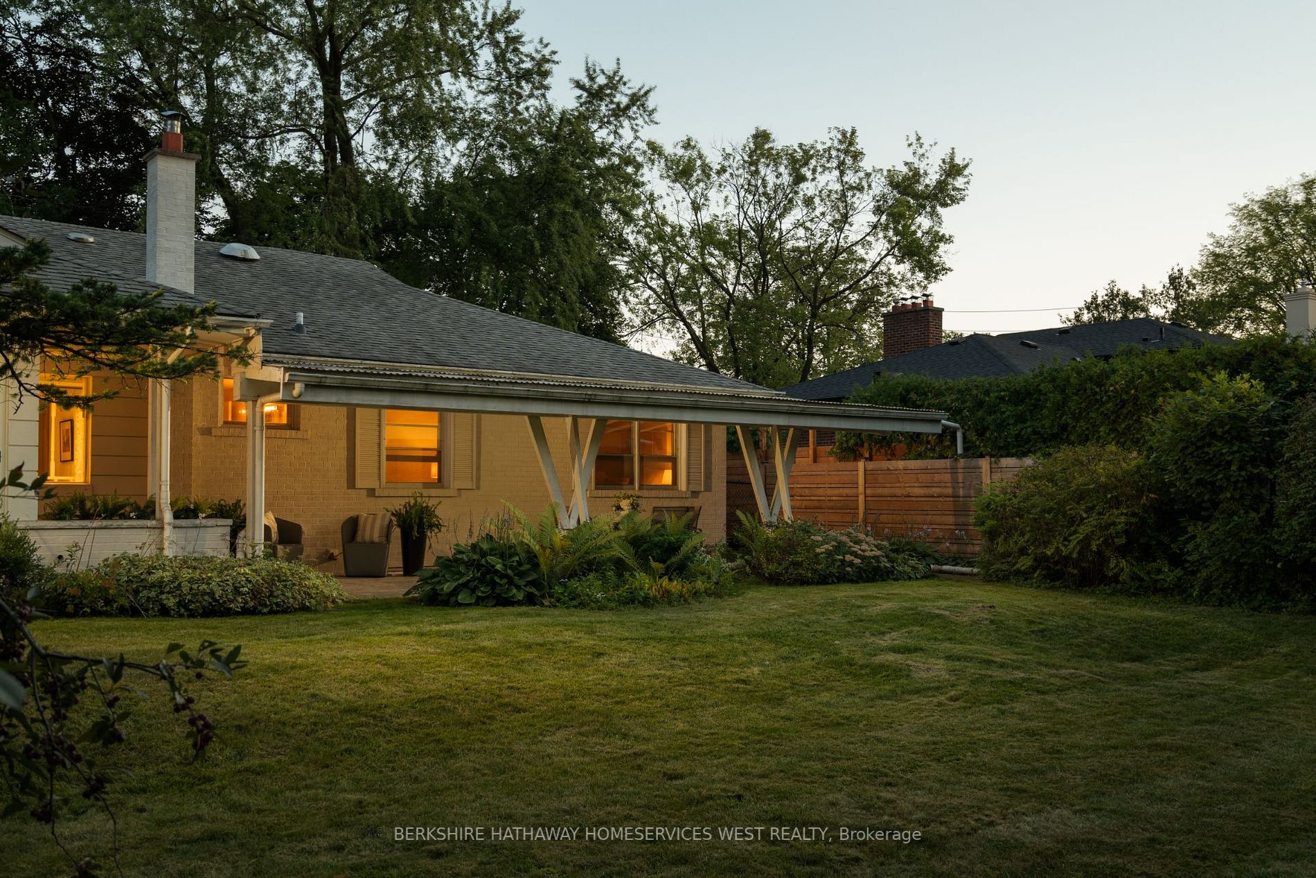 114 Rathburn Rd