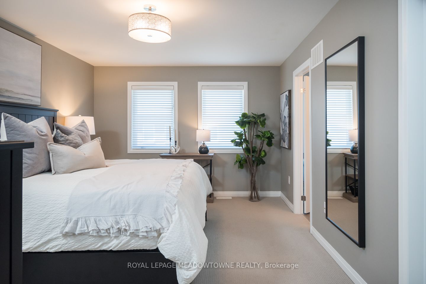 800 Banks Crescent N