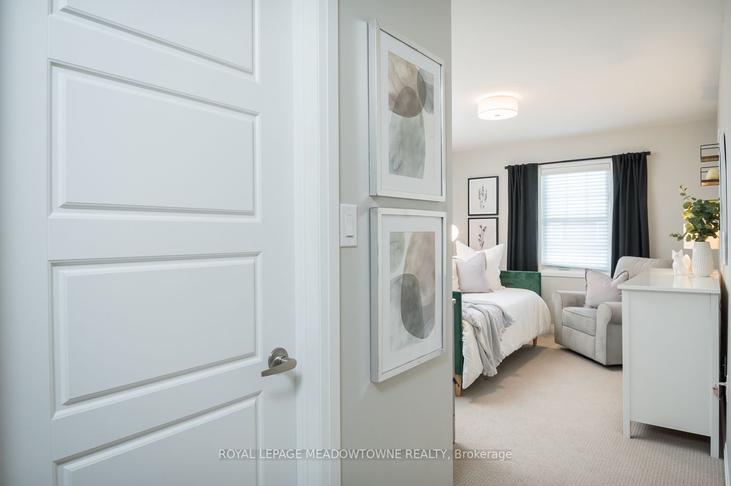 800 Banks Crescent N