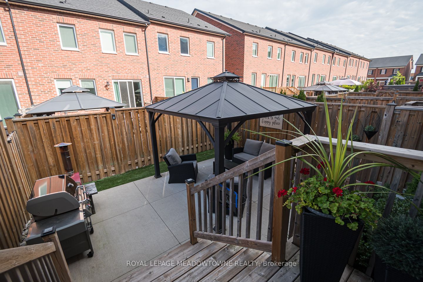 800 Banks Crescent N