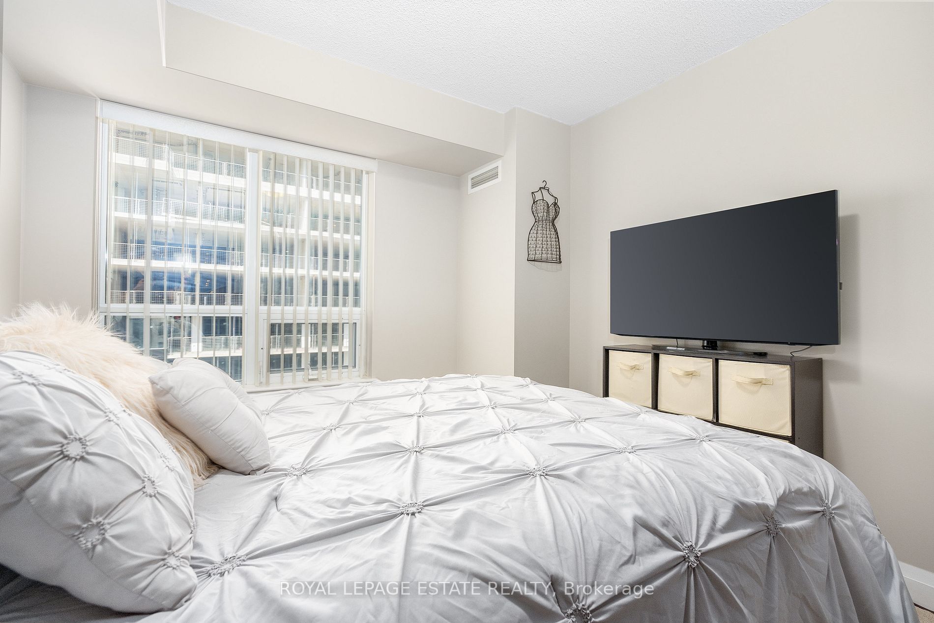 55 De Boers Dr, #1012